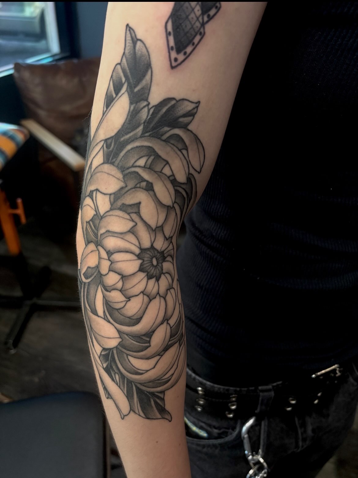 Chrysanthemum black and grey tattoo on the forearm by 𝙻𝚒𝚊 𝙹𝚎𝚙𝚙𝚎𝚜𝚎𝚗