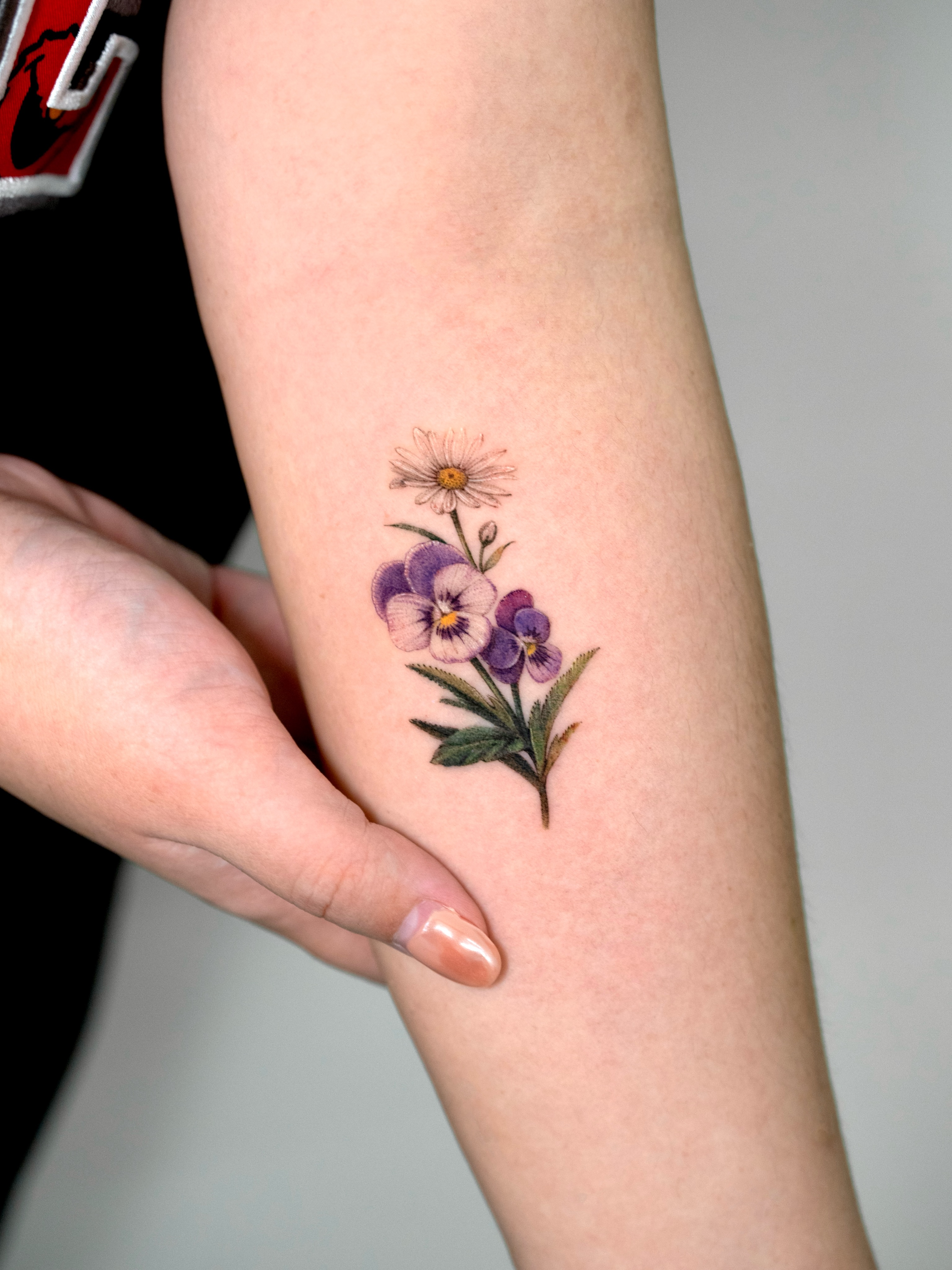 Flowers realism tattoo on the forearm by ⟡ 𝙶𝙰𝙾𝙽 ⟡ 제주타투 가온 Jejutattoo