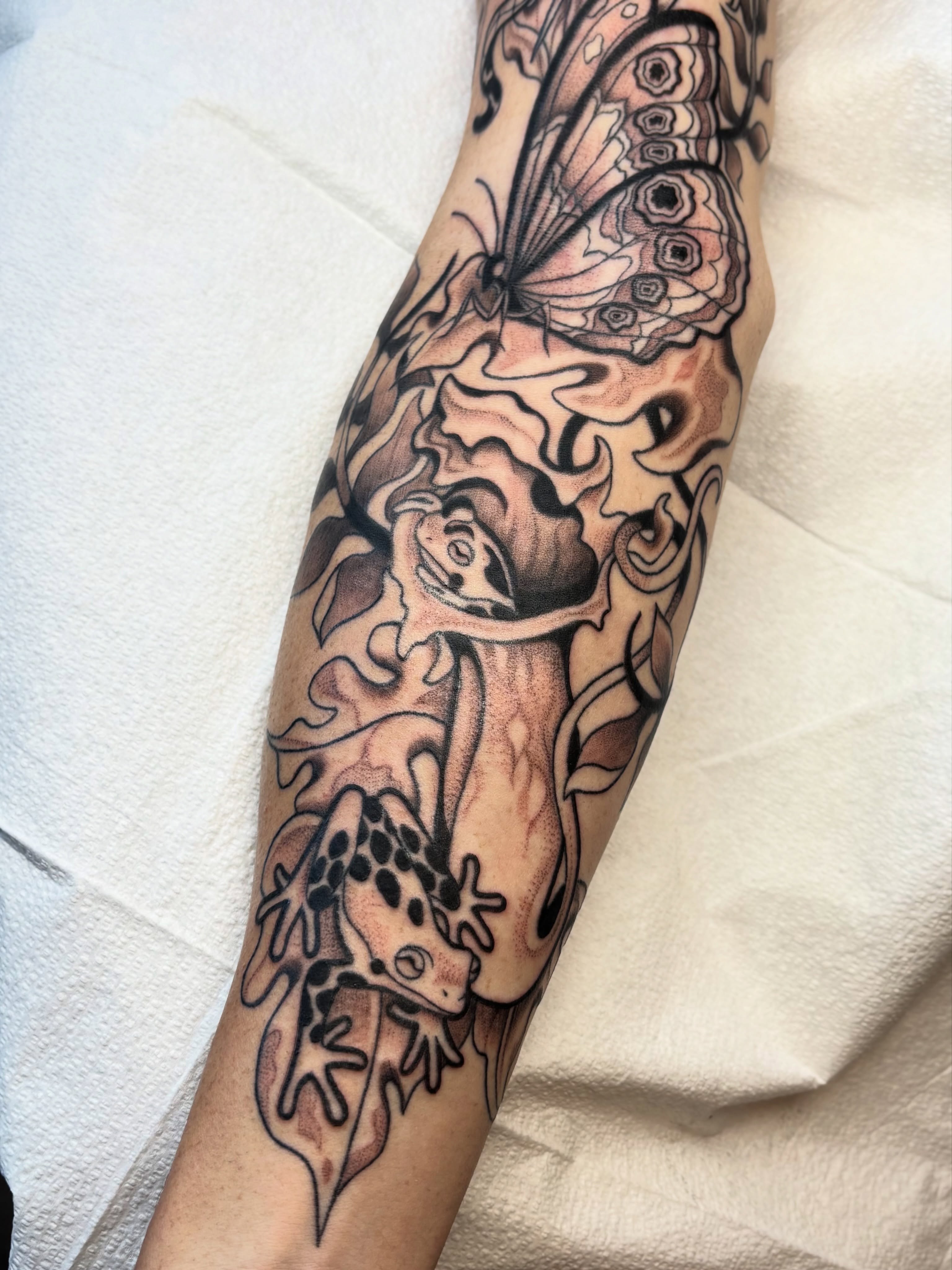 Gecko and butterfly black and grey tattoo on the forearm by ๐ฅ Jas ๐ฅ
