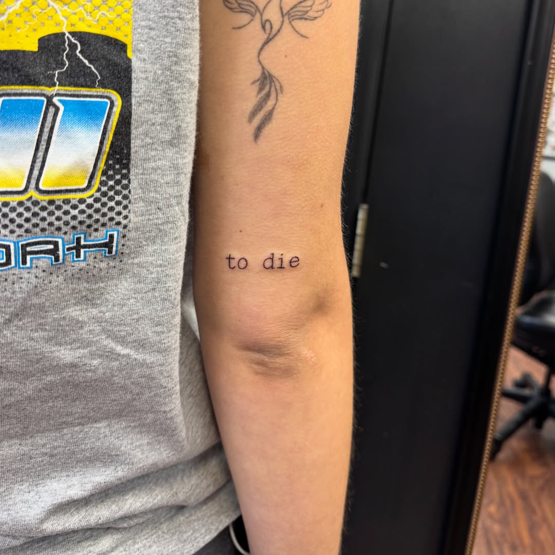 To die lettering script tattoo on the forearm by 𝕽𝖆𝖈𝖍𝖊𝖑 𝕽𝖆𝖉𝖎𝖈𝖆𝖑 Queens Tattooer