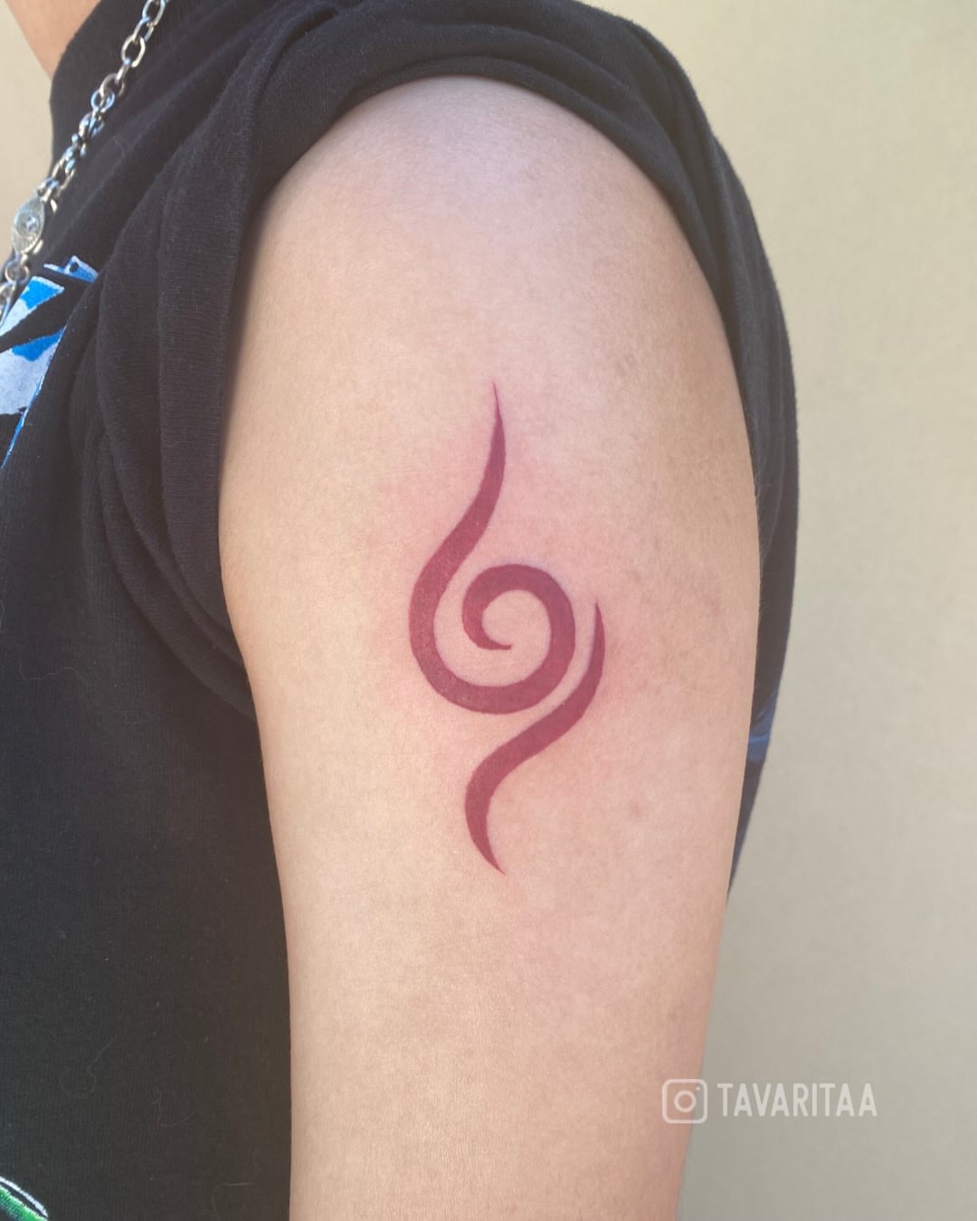Swirl geometric tattoo on the forearm by Tavarita