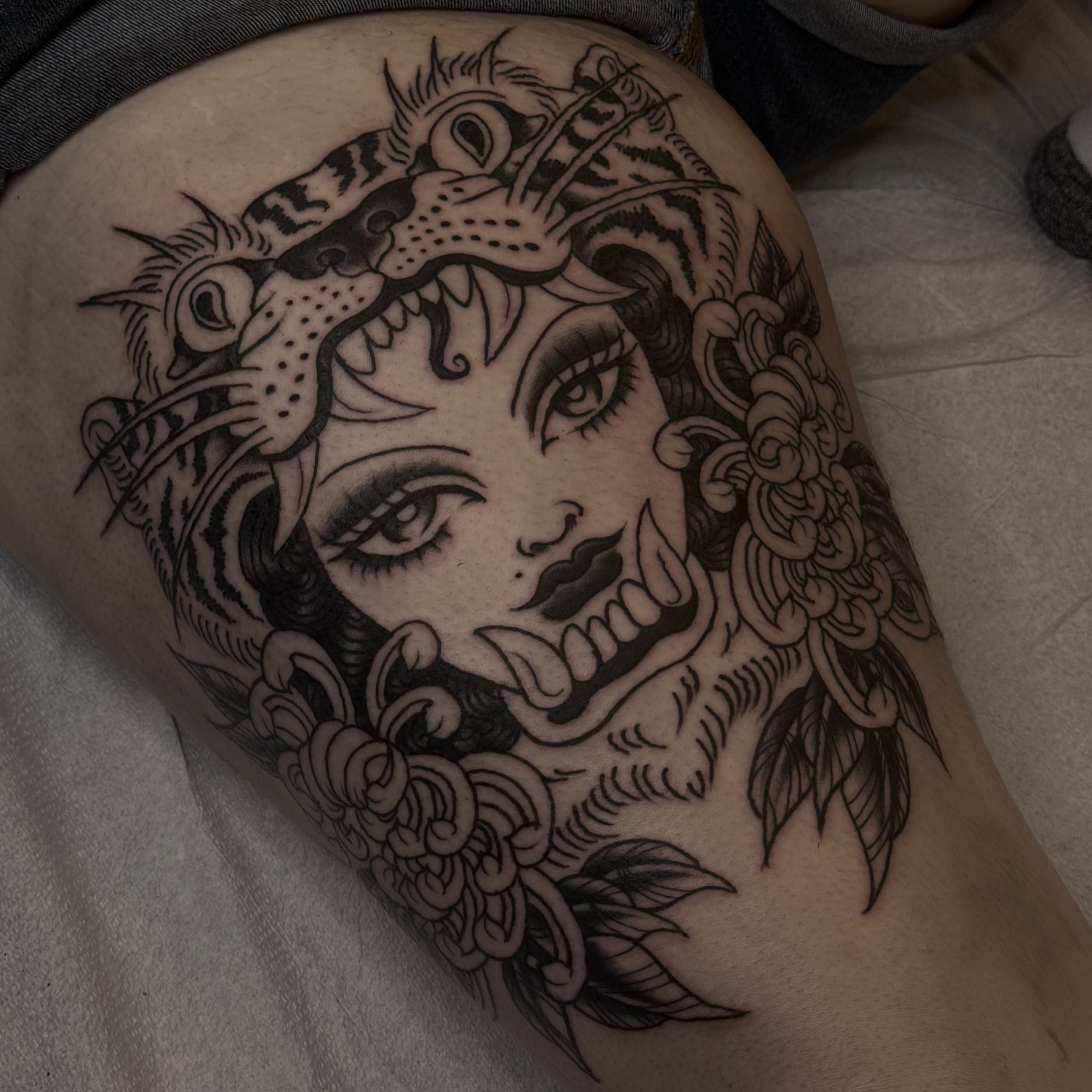 Medusa black and grey tattoo on the thigh by 🩸 𝓢𝔂𝓵𝓿𝓲𝓮 🩸 ▪︎ 𝕯𝖊𝖓𝖛𝖊𝖗 𝕿𝖆𝖙𝖙𝖔𝖔𝖊𝖗 ▪︎