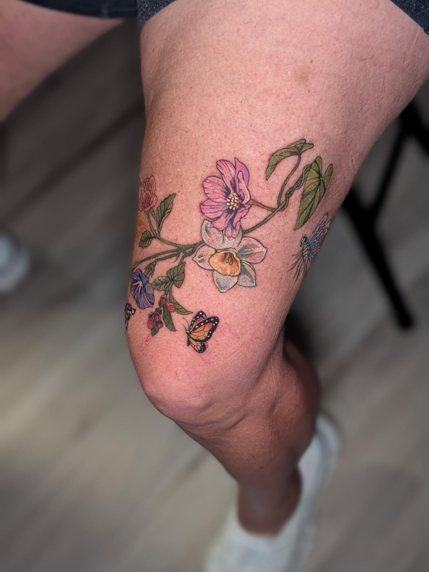 Botanical arrangement realism tattoo on the thigh by 𝕿𝖔𝖗𝖎 𝕾𝖍𝖎 🐛𝚅𝚊𝚗 𝚆𝙰