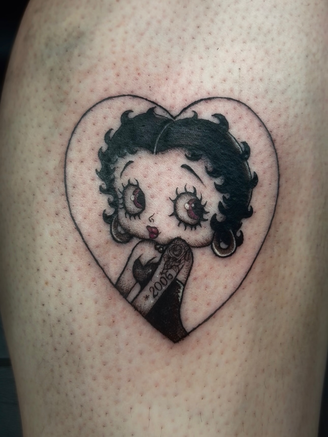 Betty Boop black and grey tattoo on the thigh by 𝔾𝔥𝓸ş𝔱