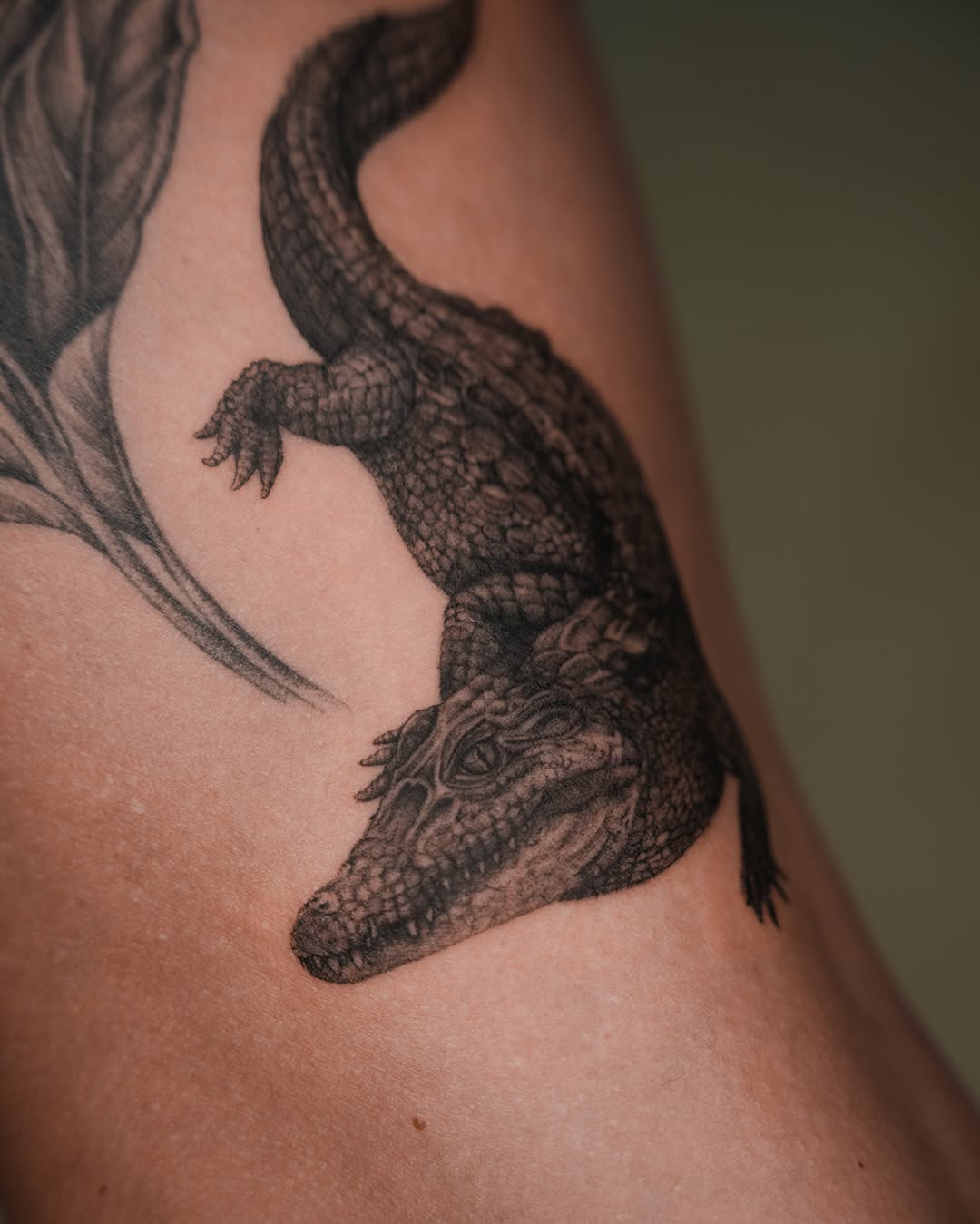 Alligator realism tattoo on the upper arm by Laura Gomez Tattoos