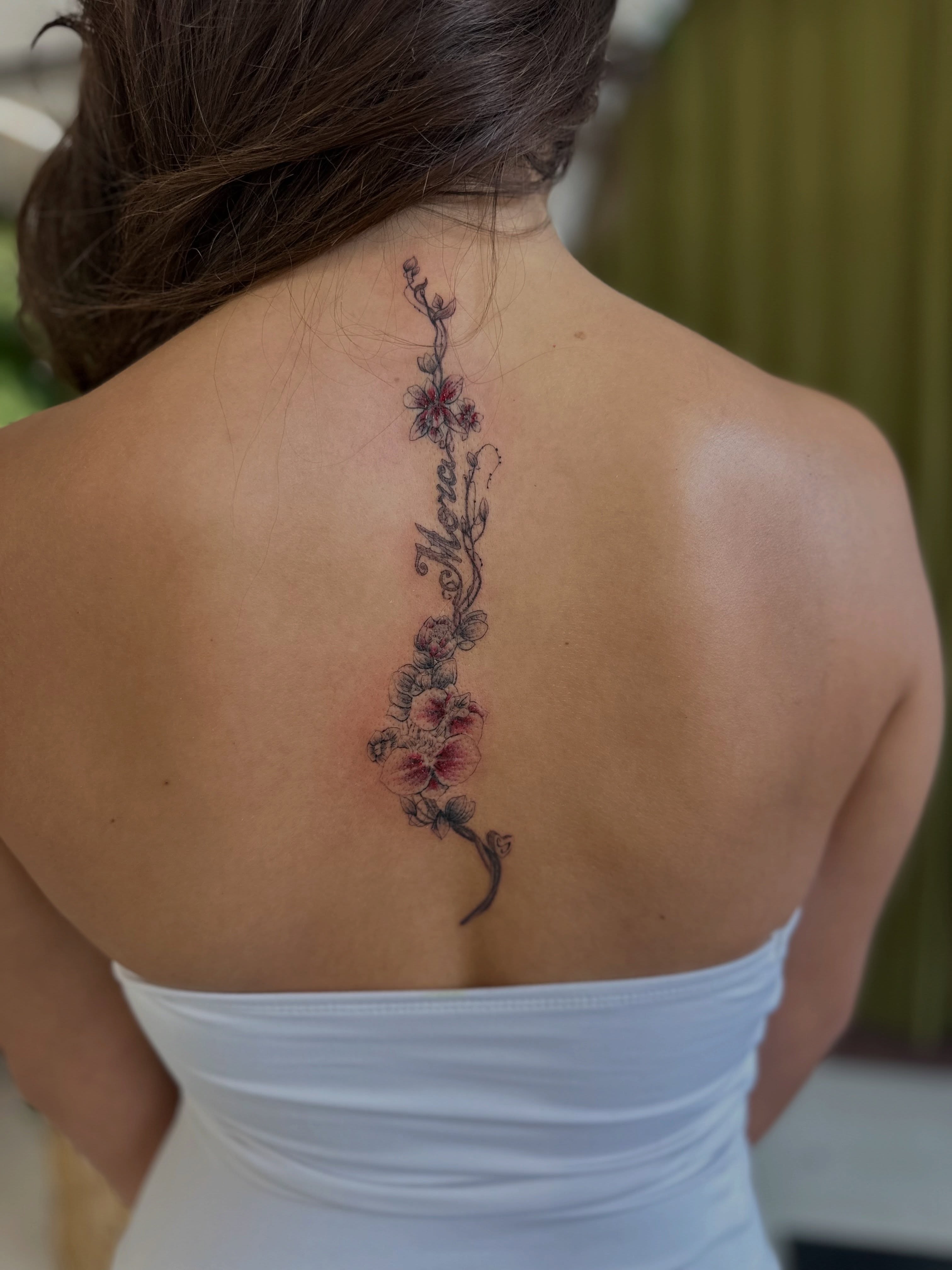 Floral vine black and grey tattoo on the back by Ric Castellon Tattoo Artist, Los Angeles, California