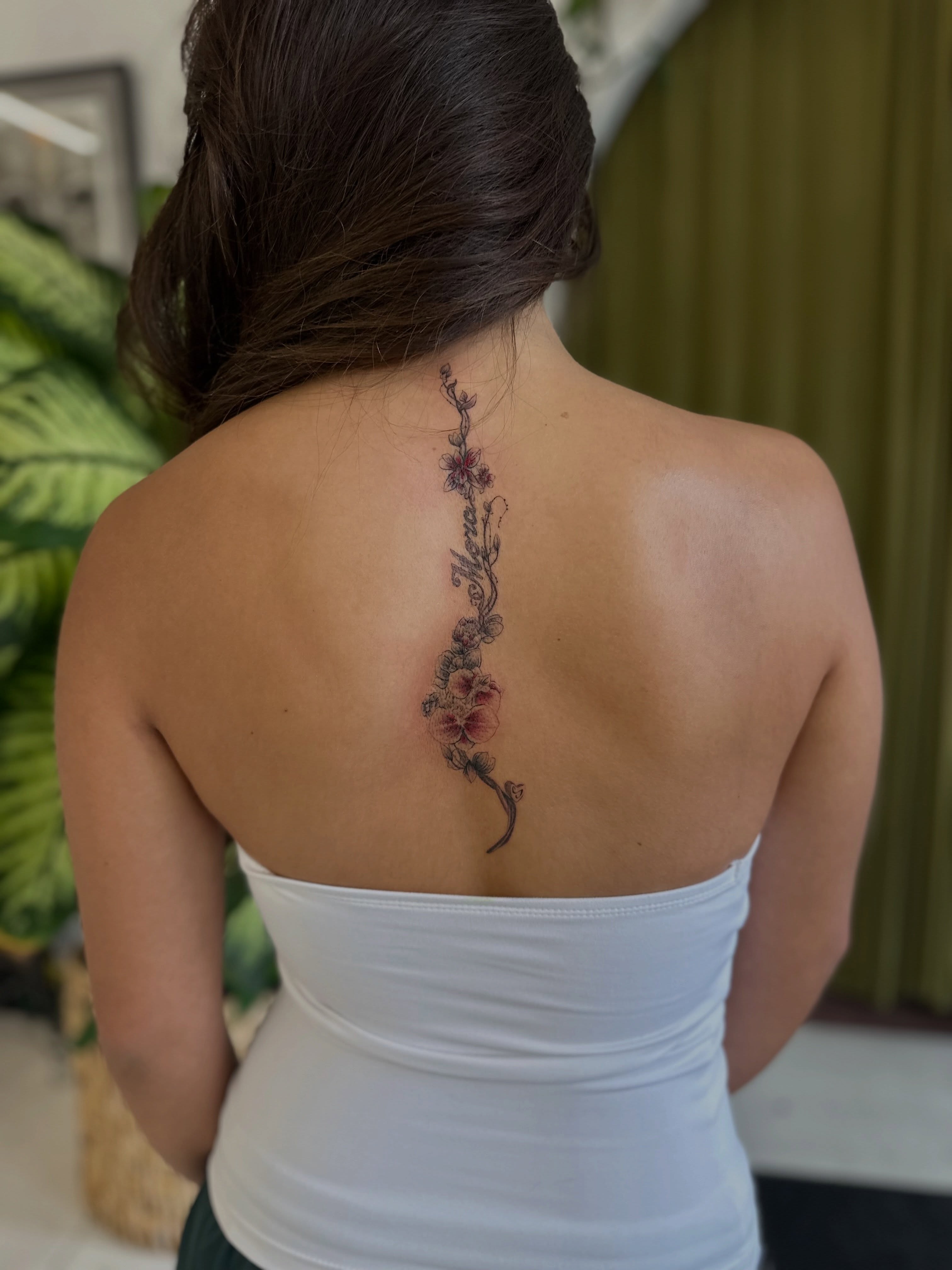 Floral vine fine line tattoo on the back by Ric Castellon Tattoo Artist, Los Angeles, California