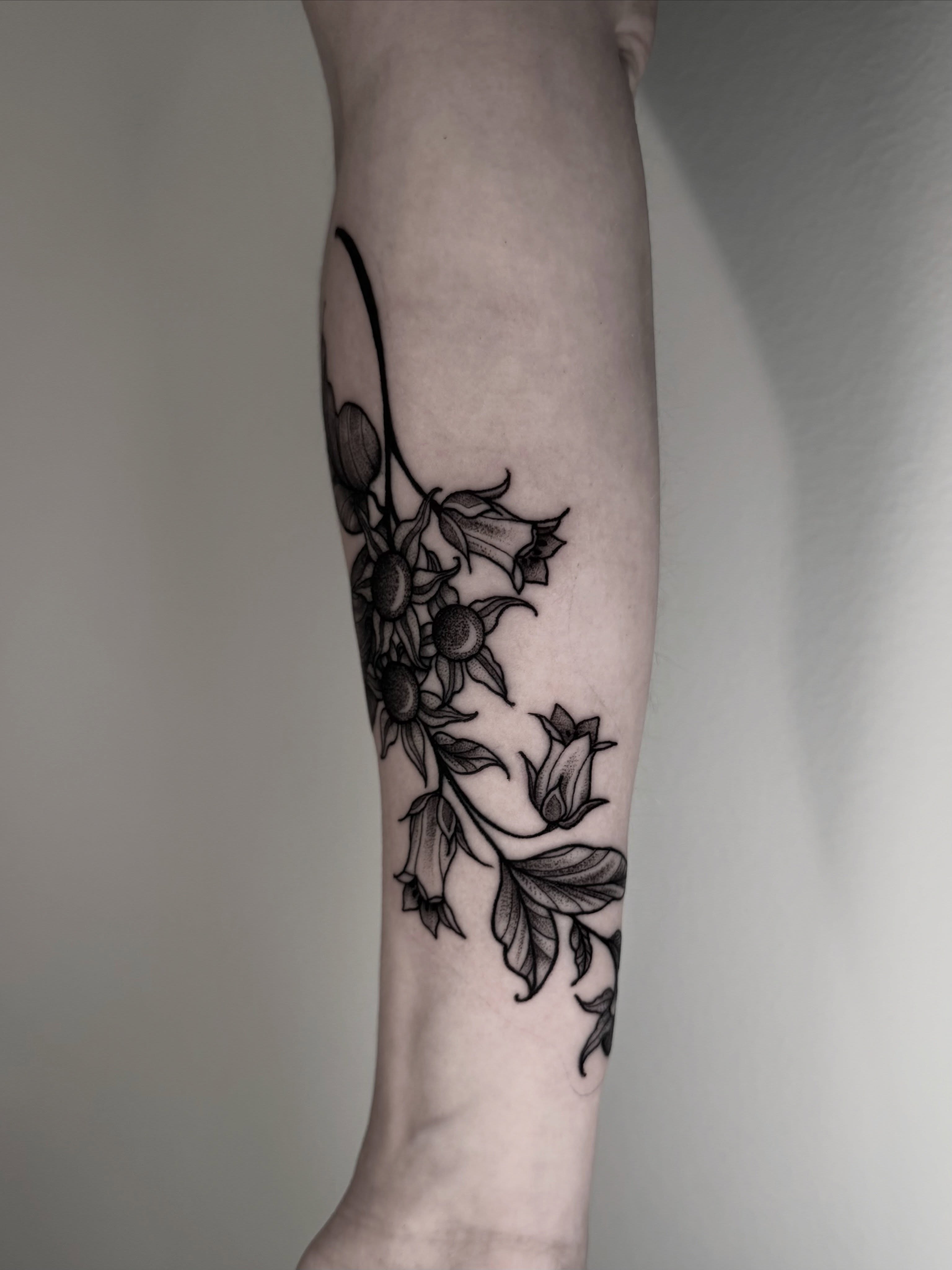 Flower bouquet black and grey tattoo on the forearm by 𝐊𝐀𝐓𝐄 𝐏𝐄𝐍𝐍 ❈ 𝐅𝐎𝐑𝐓 𝐂𝐎𝐋𝐋𝐈𝐍𝐒 𝐓𝐀𝐓𝐓𝐎𝐎 𝐀𝐑𝐓𝐈𝐒𝐓