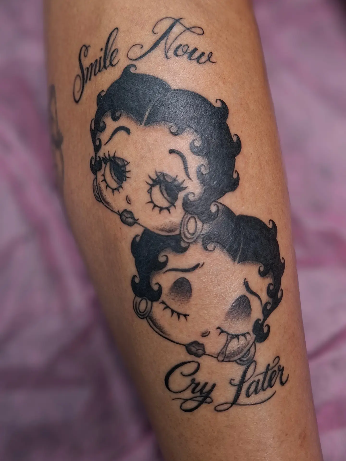 Betty Boop black and grey tattoo on the forearm by ꧁༺𝔅𝔦𝔤 ℭ𝔥𝔲𝔫𝔤𝔲𝔷༻꧂, San Diego, California