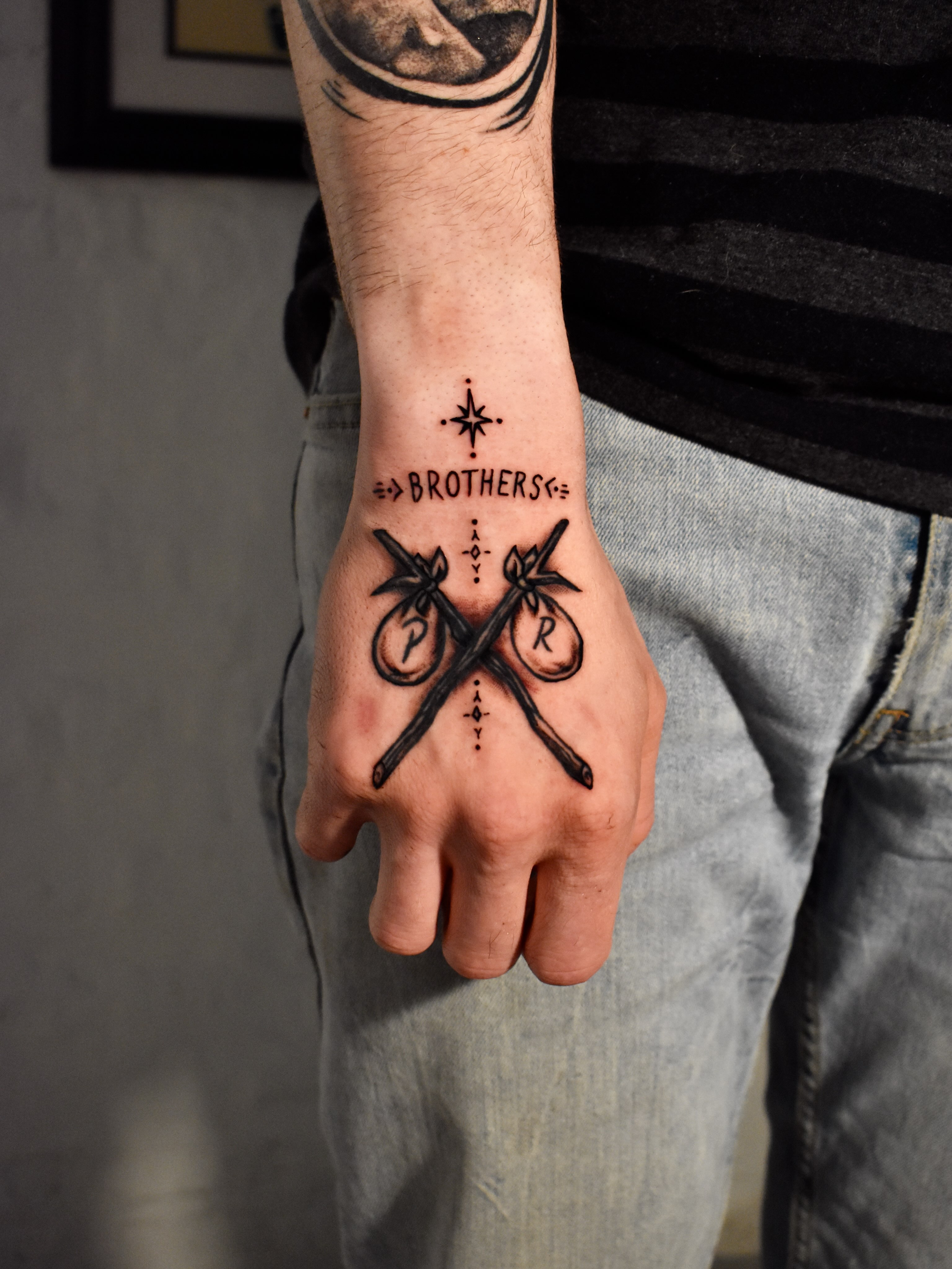 Crossed swords black and grey tattoo on the hand by Mackz