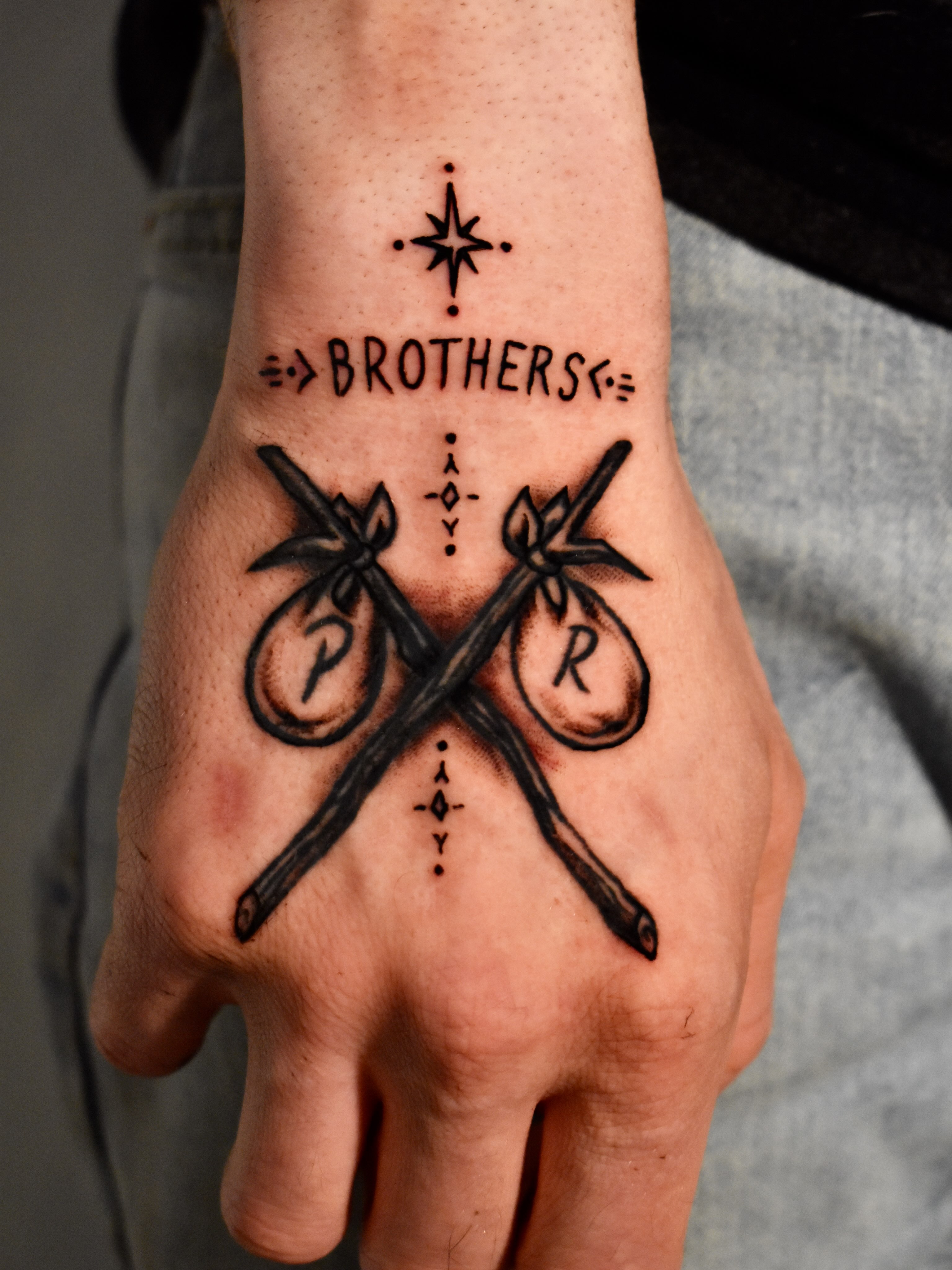 Crossed swords black and grey tattoo on the hand by Mackz