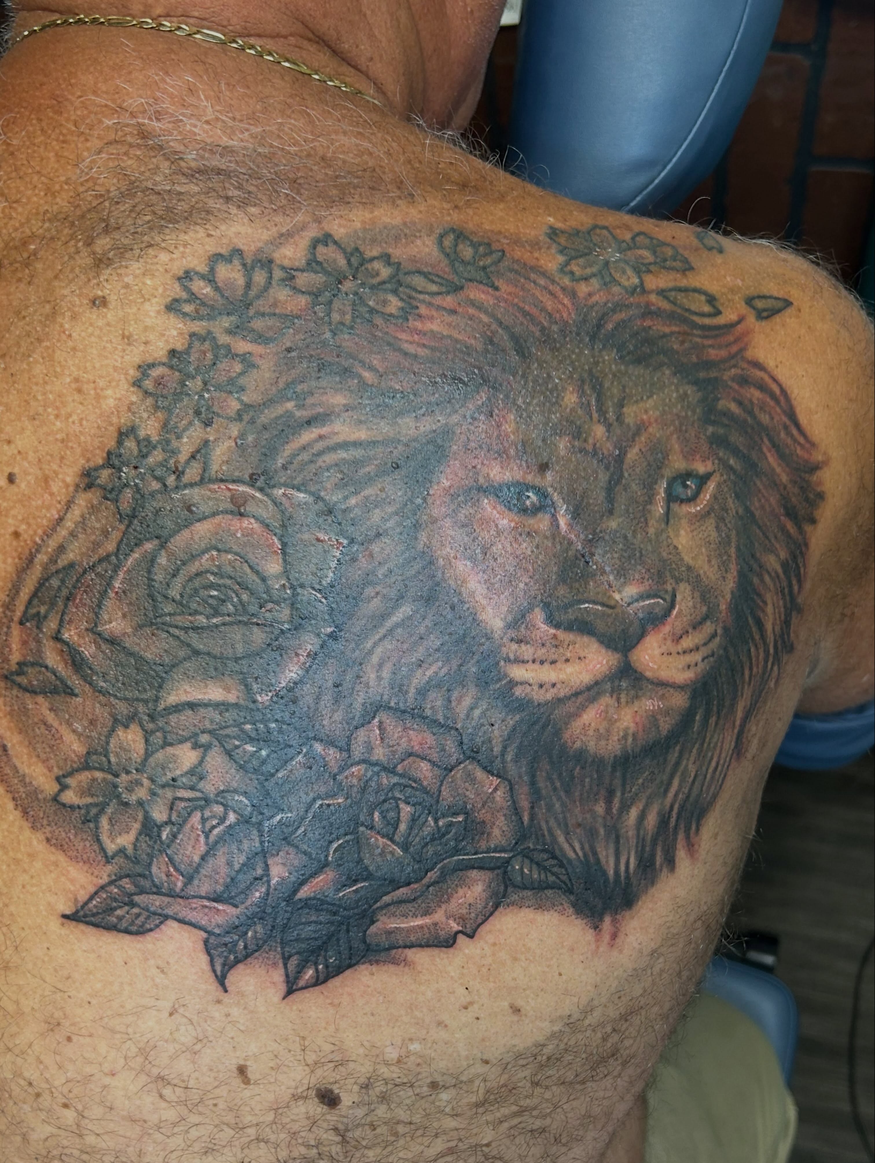 Lion and roses realism tattoo on the shoulder by Evan