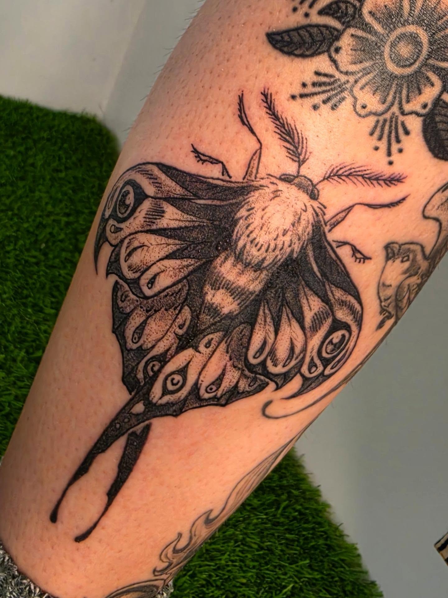 Tattoo by @lulus_tattoos_ — dotwork