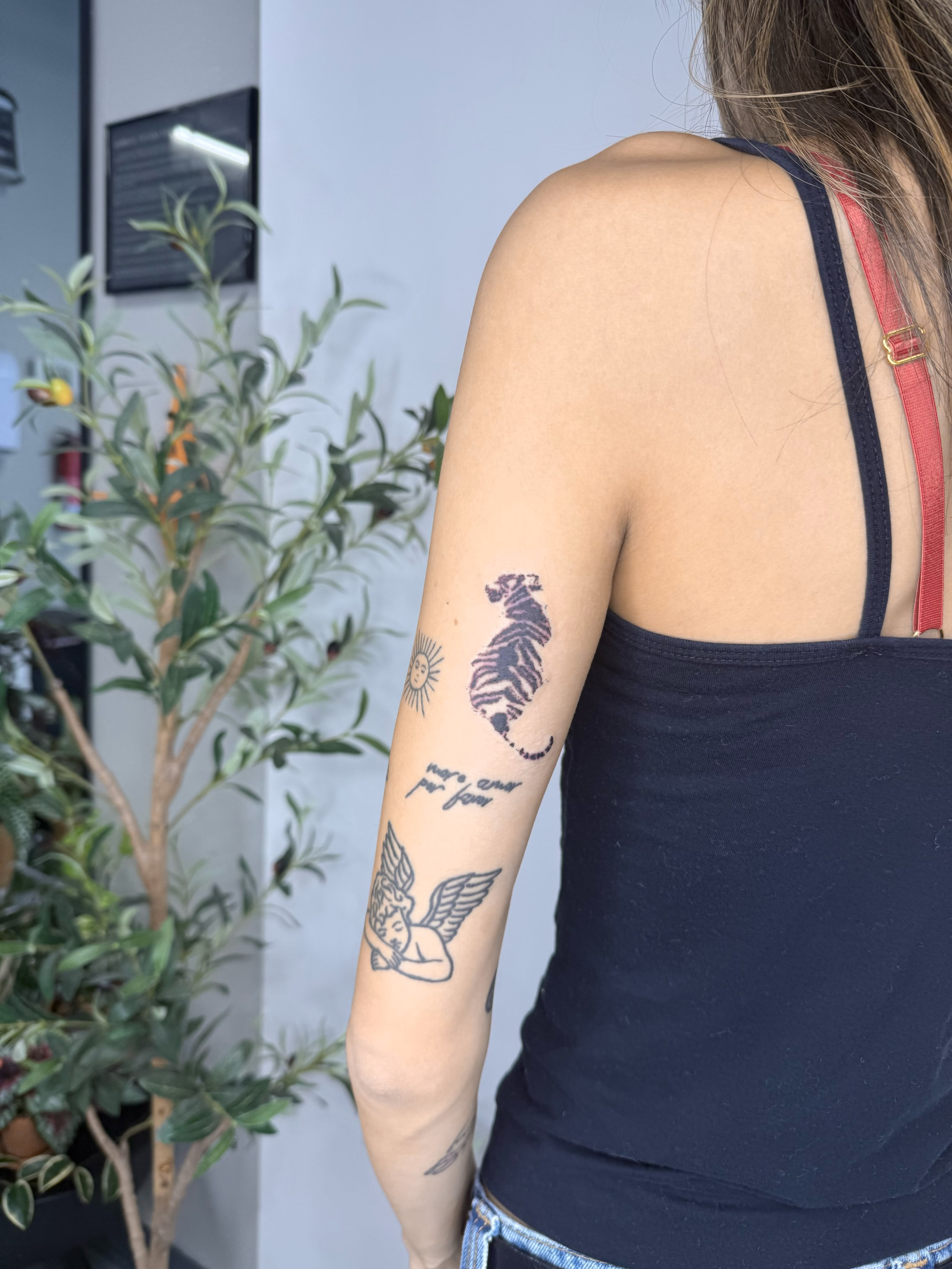 Tiger black and grey tattoo on the upper arm by Joey tattoo