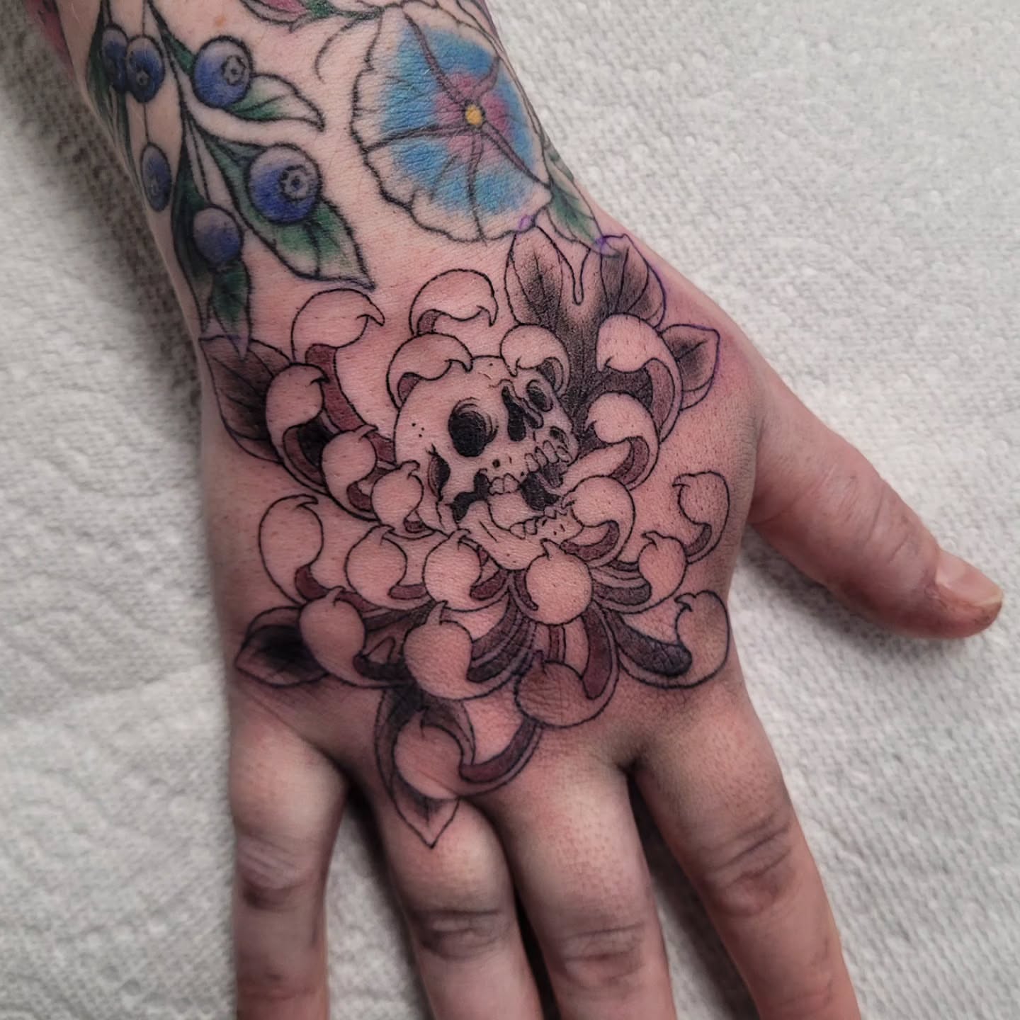 Tattoo by @lariendragon — american_traditional, black_and_grey