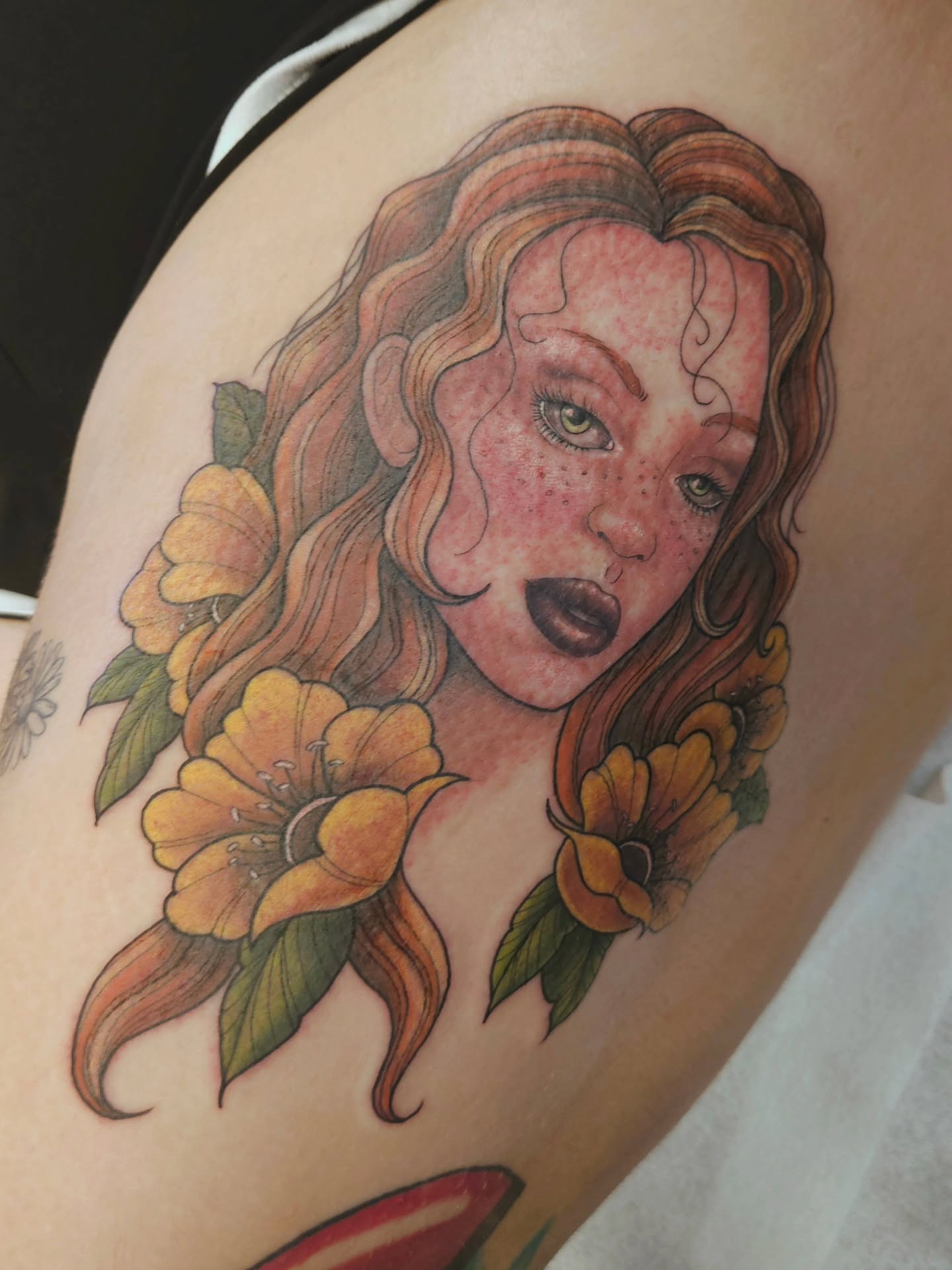 Woman with flowers realism tattoo on the thigh by πΎπππππ πΎπππππ