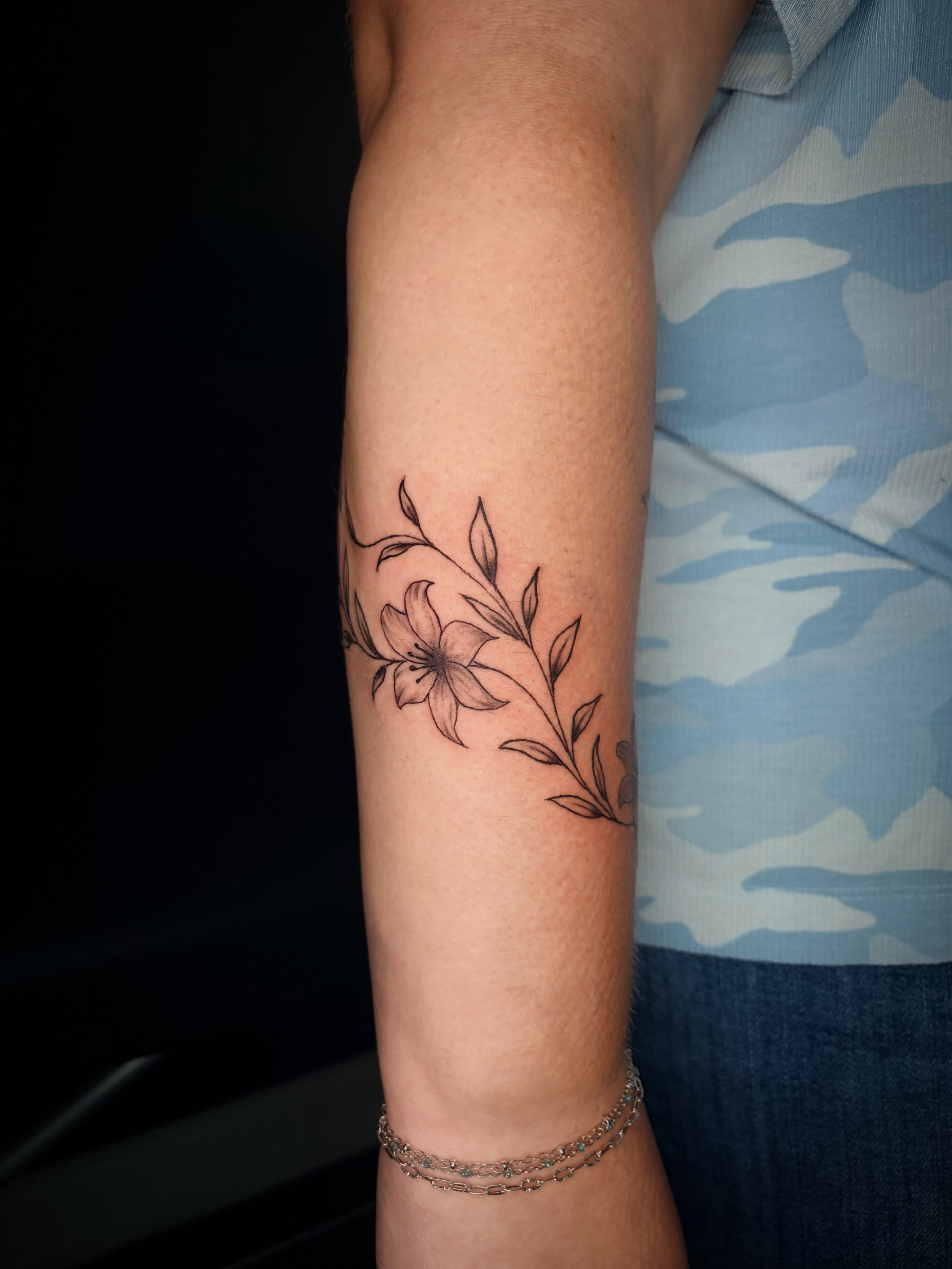 Flower and leaves black and grey tattoo on the forearm by Fran