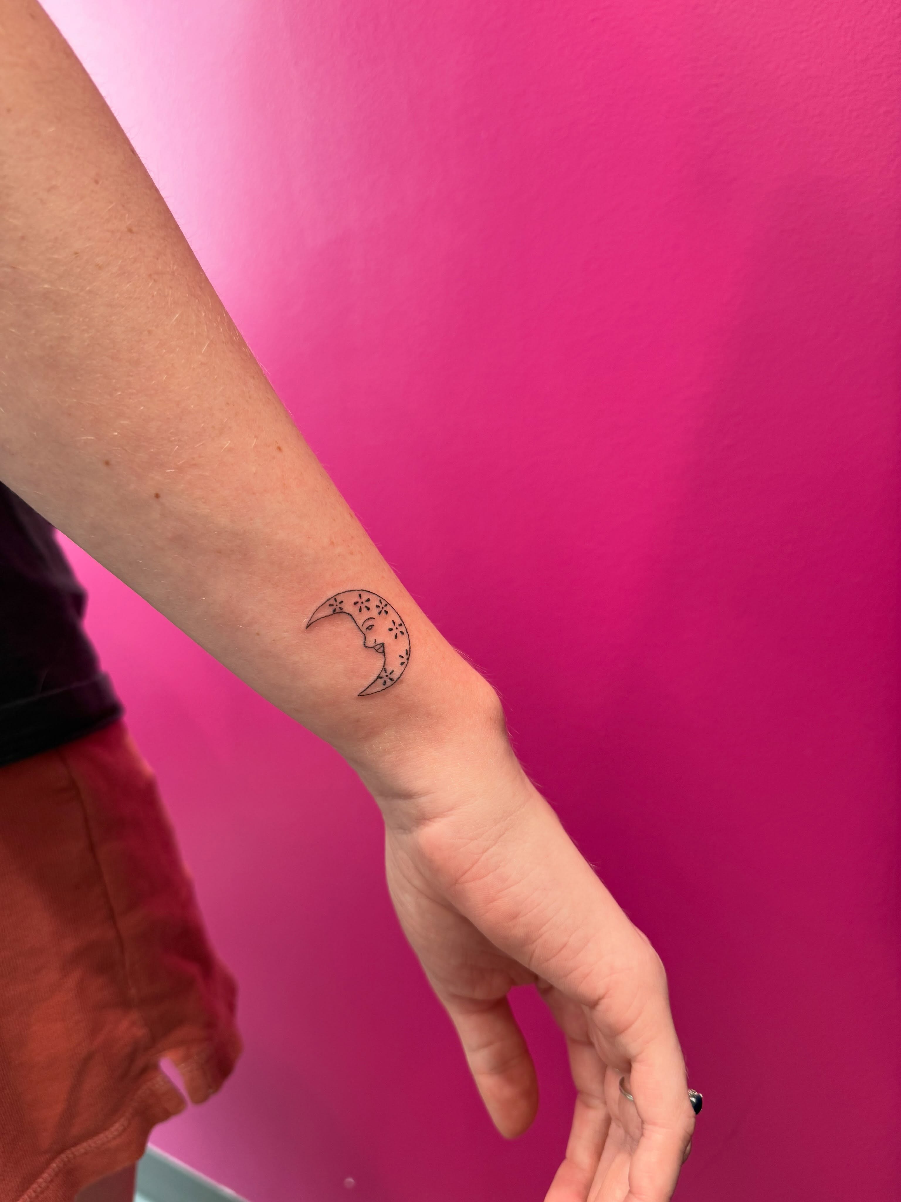 Tattoo by @pinkhousetattoo β dotwork