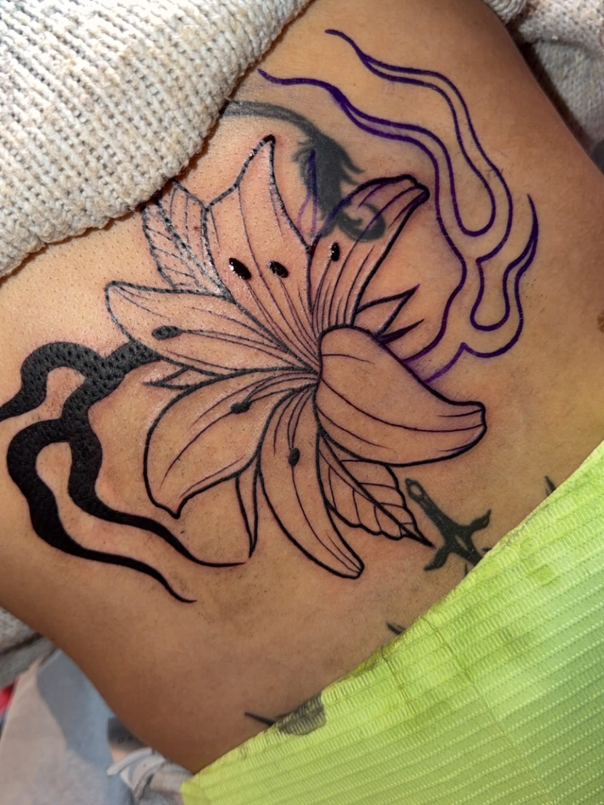 Lily black and grey tattoo on the thigh by Natalie
