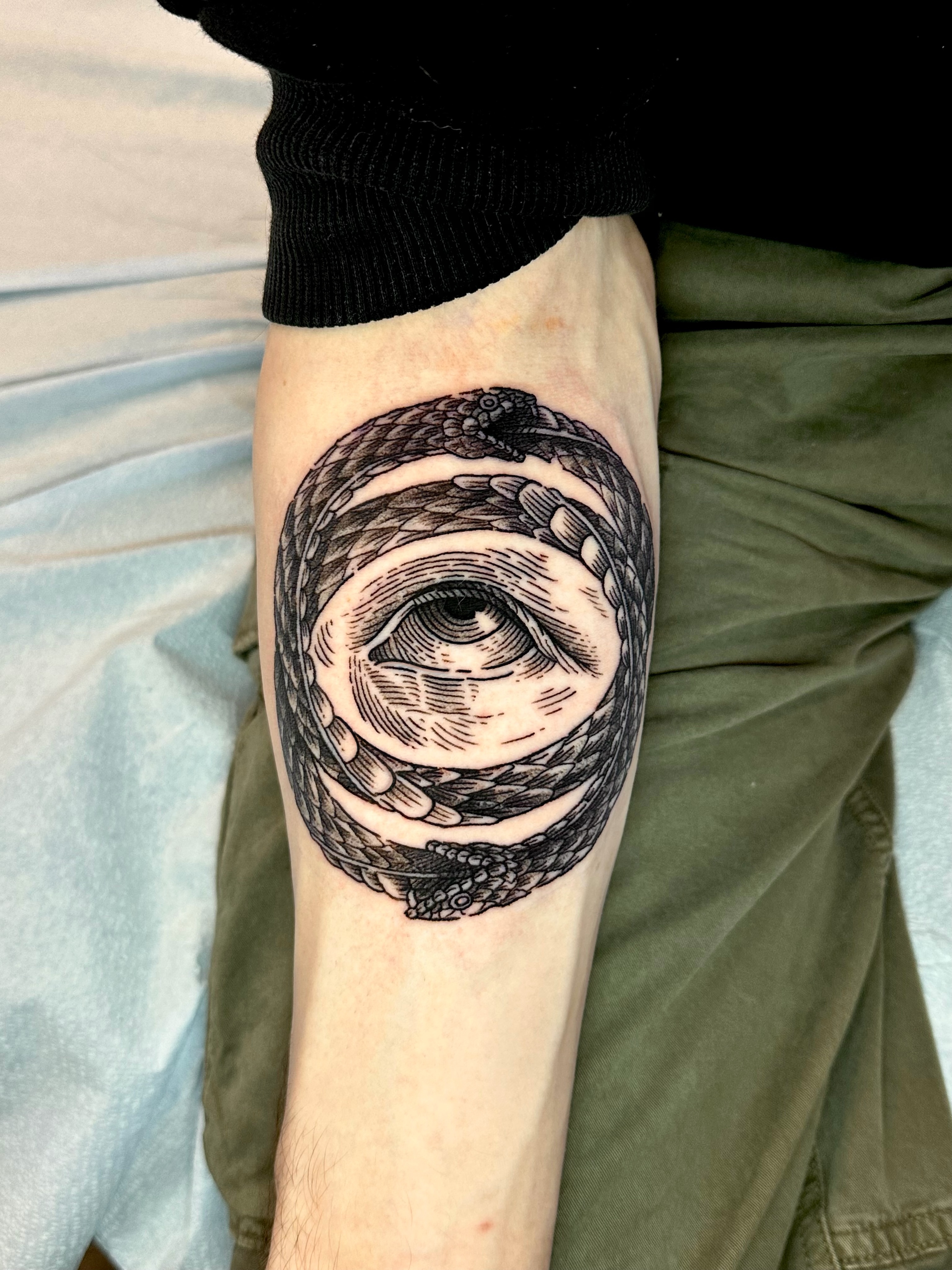 Tattoo by @gmmck_tattoo — black_and_grey, geometric