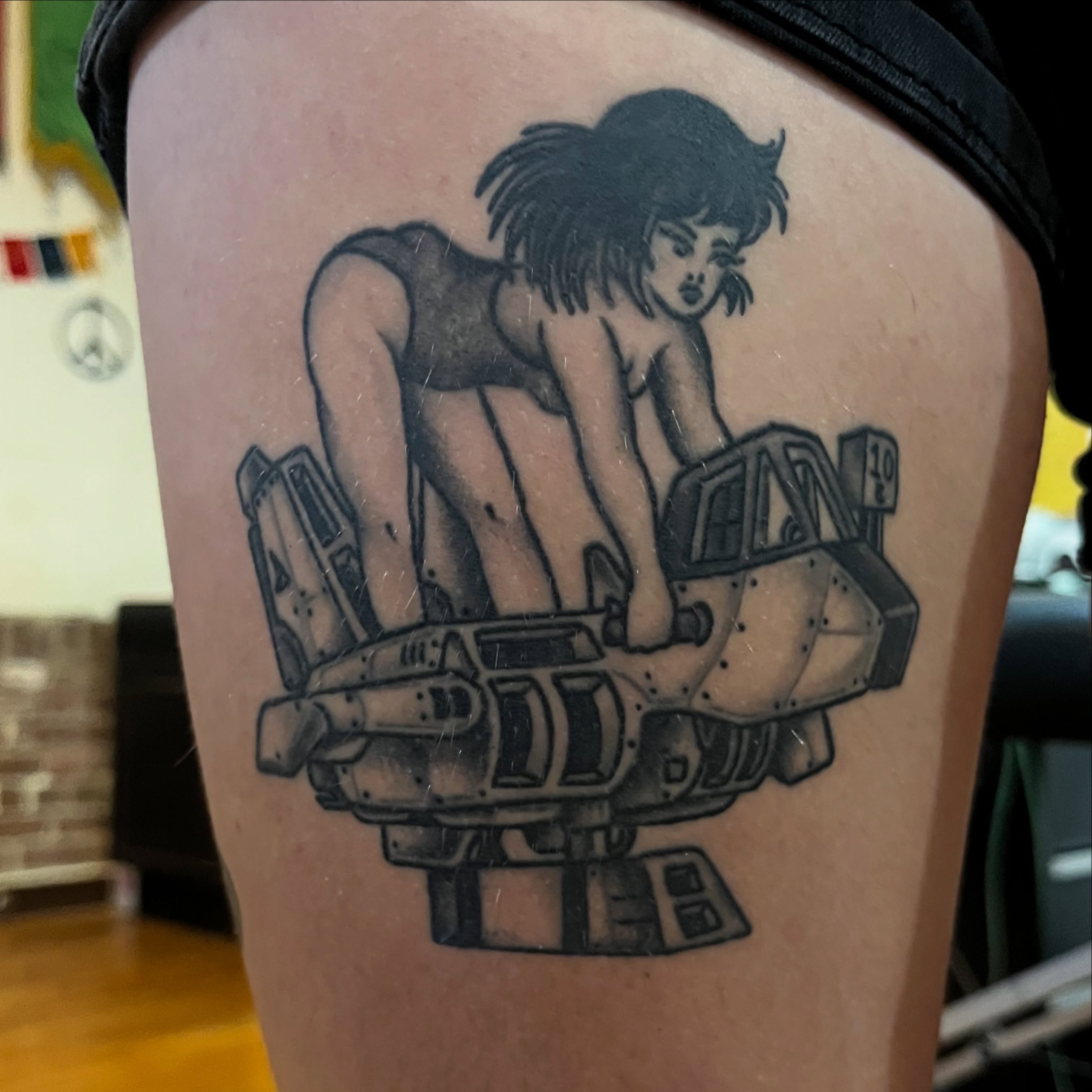Mecha girl black and grey tattoo on the thigh by Téa Fish