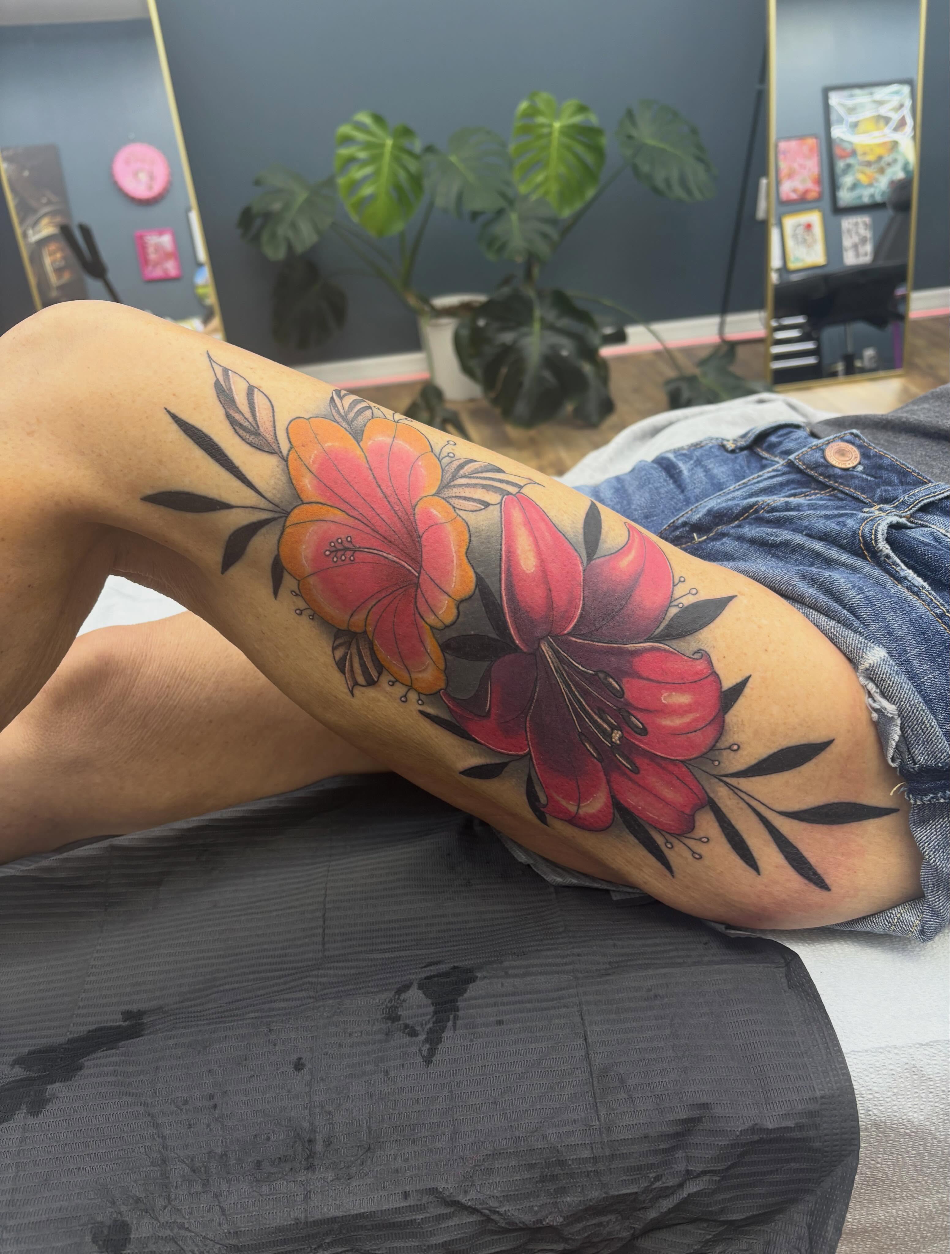 Floral arrangement realism tattoo on the thigh by Missy Torre๐๐