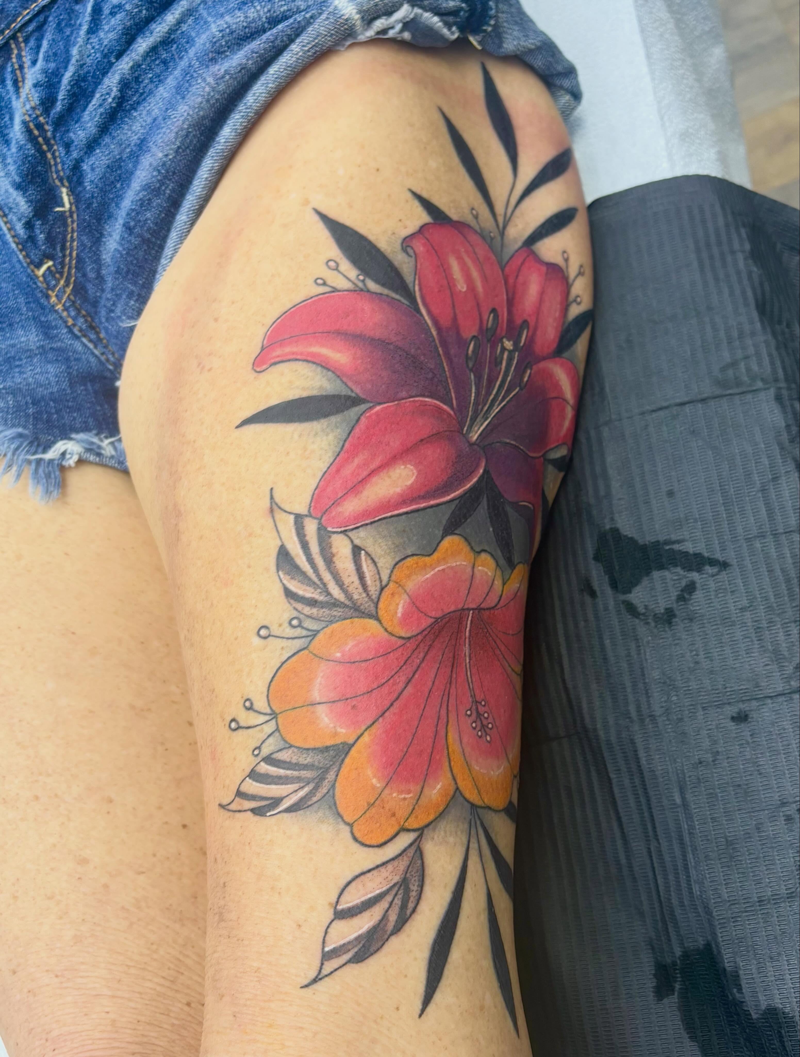 Lilies realism tattoo on the thigh by Missy Torre๐๐