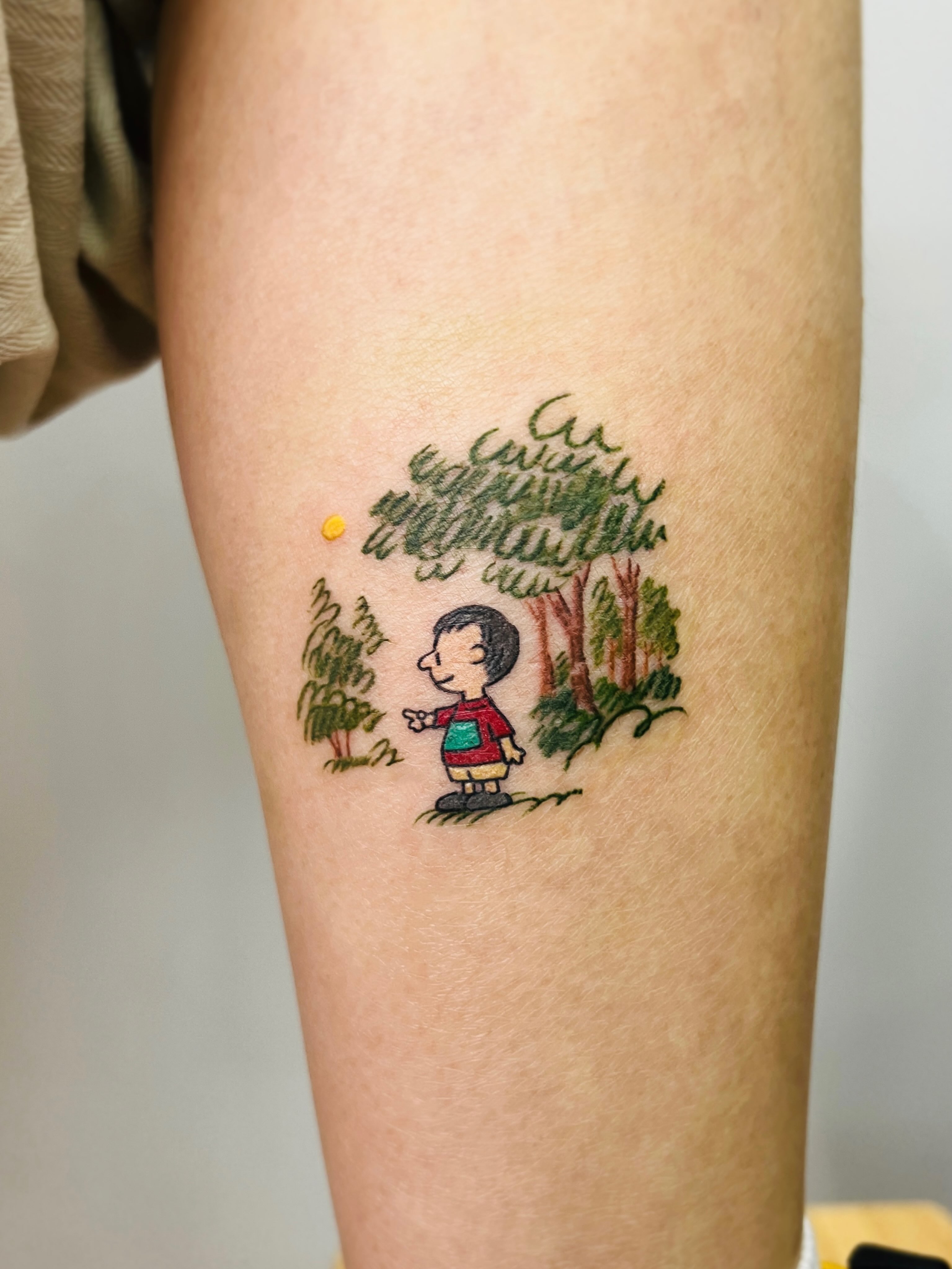 Charlie Brown illustrative tattoo on the thigh by Purinn