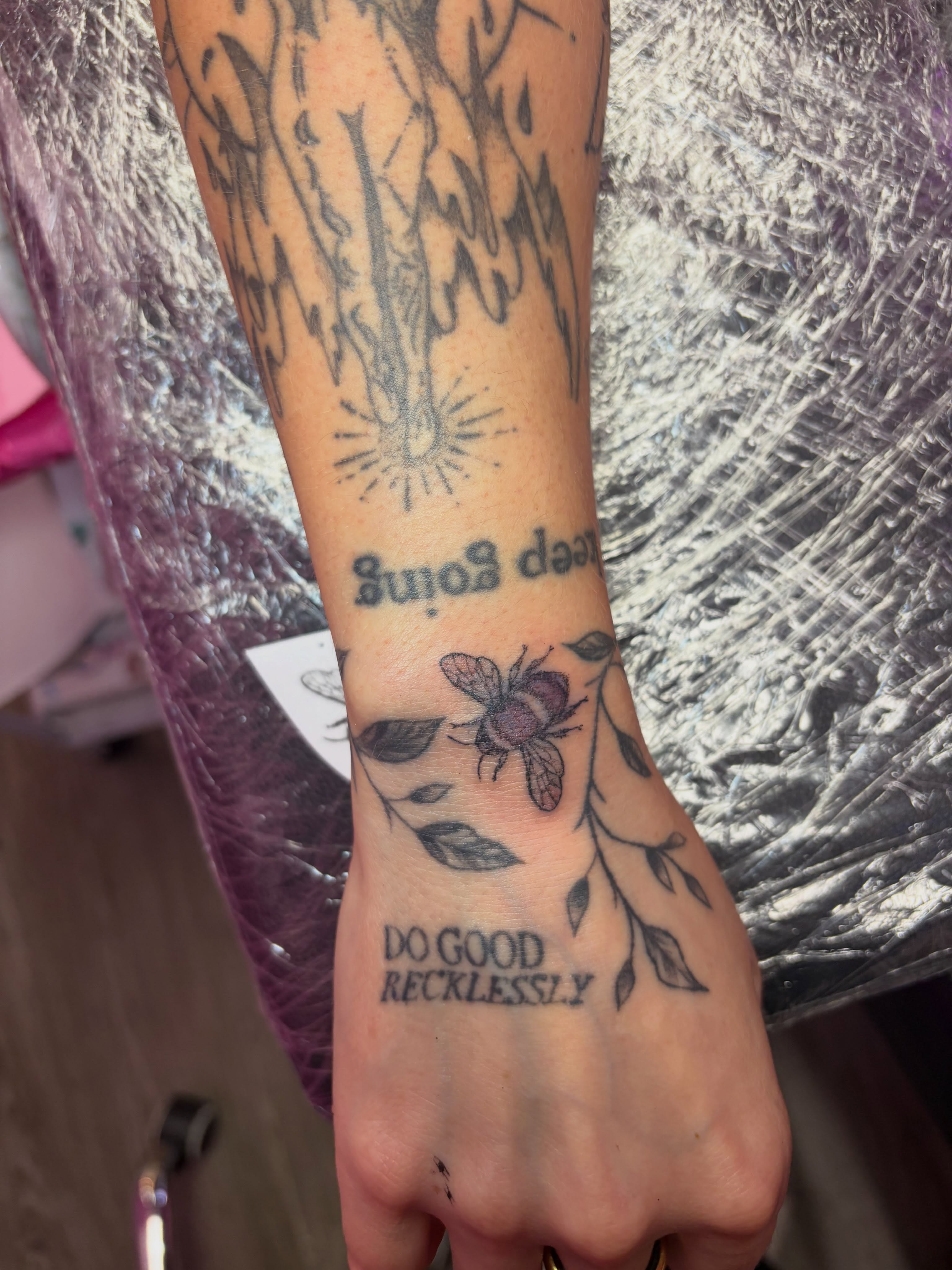 Bee and floral vine black and grey tattoo on the forearm by Vegas Tattoo Mommy ๐๐, Las Vegas, Nevada
