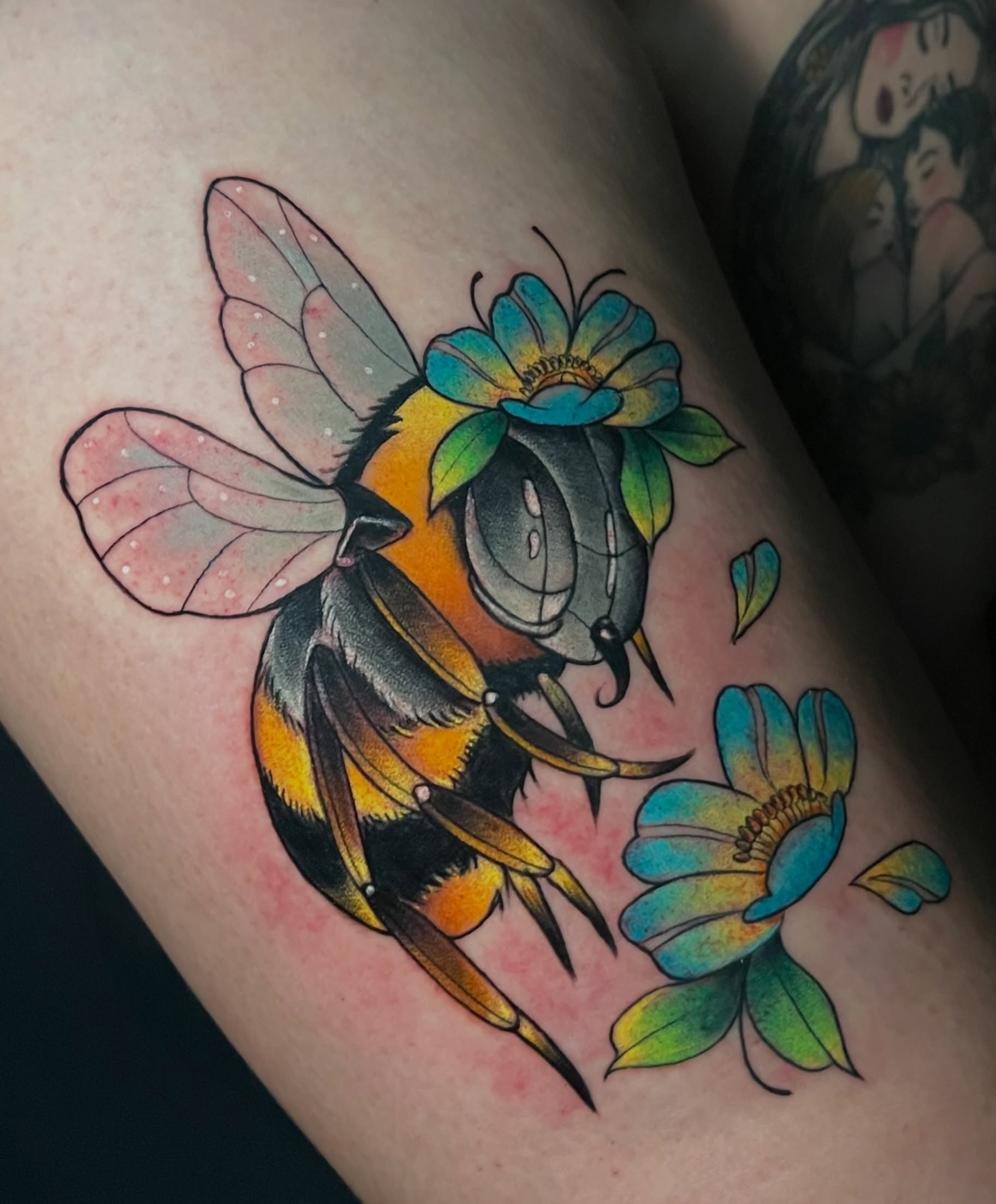 Bee and flowers new school tattoo on the thigh by ⚜️Lalo Godina Tattoo⚜️