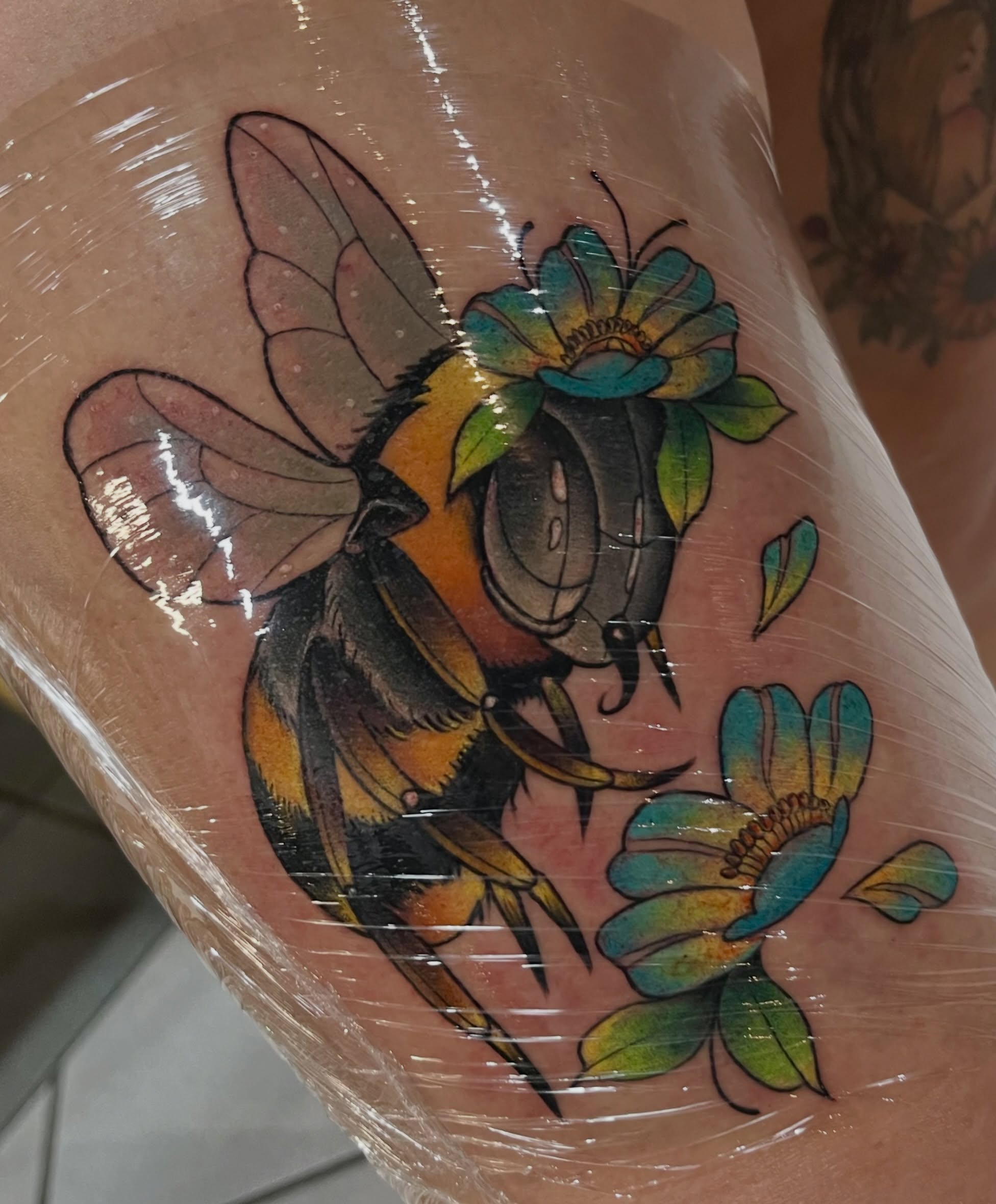 Bee and flowers American traditional tattoo on the thigh by ⚜️Lalo Godina Tattoo⚜️