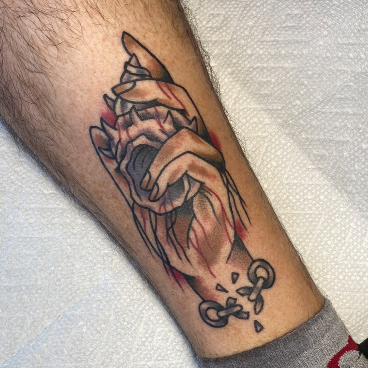 Hand holding chains neo-traditional tattoo on the forearm by ππππππππ