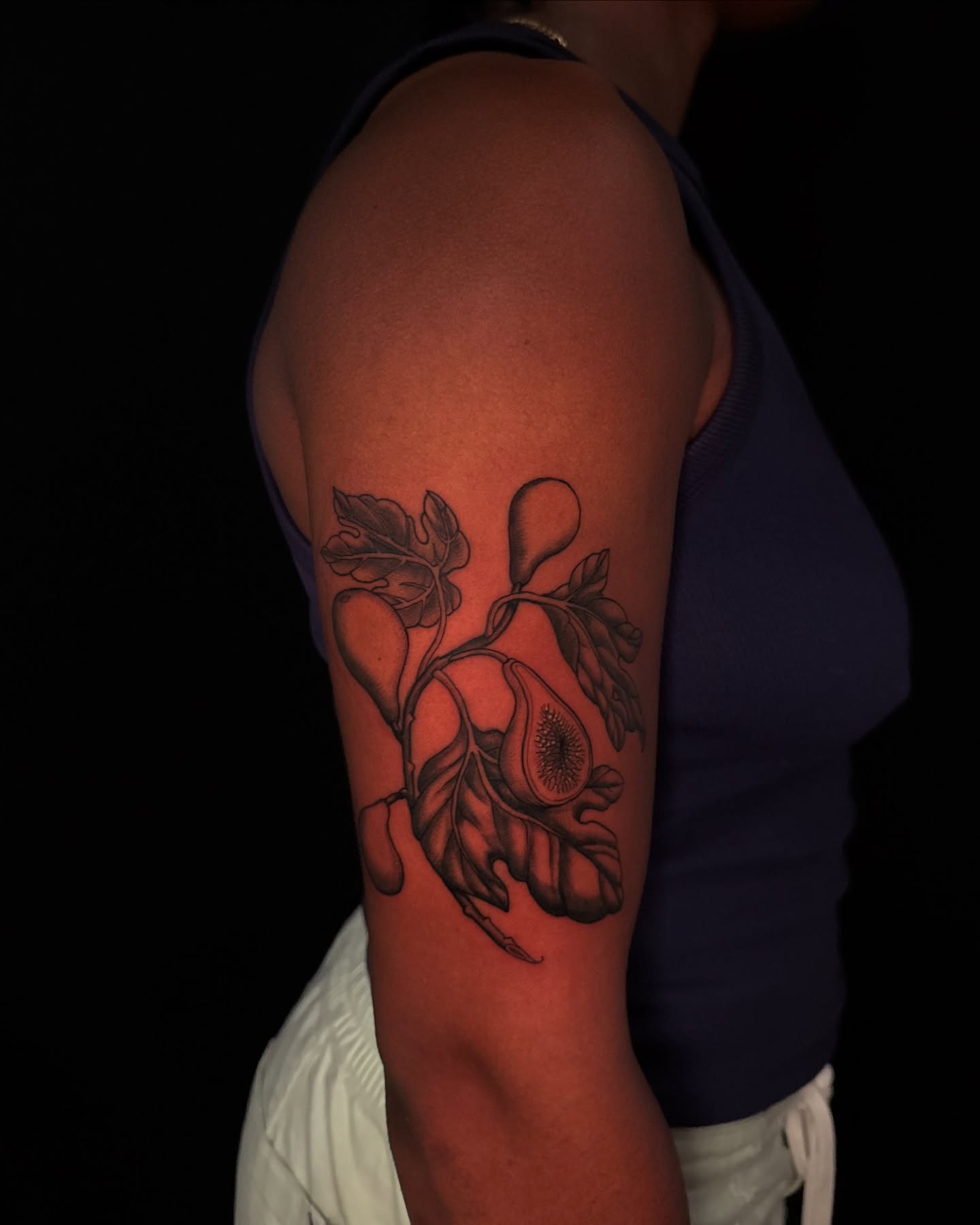 Heart with leaves black and grey tattoo on the upper arm by marlena borscheid
