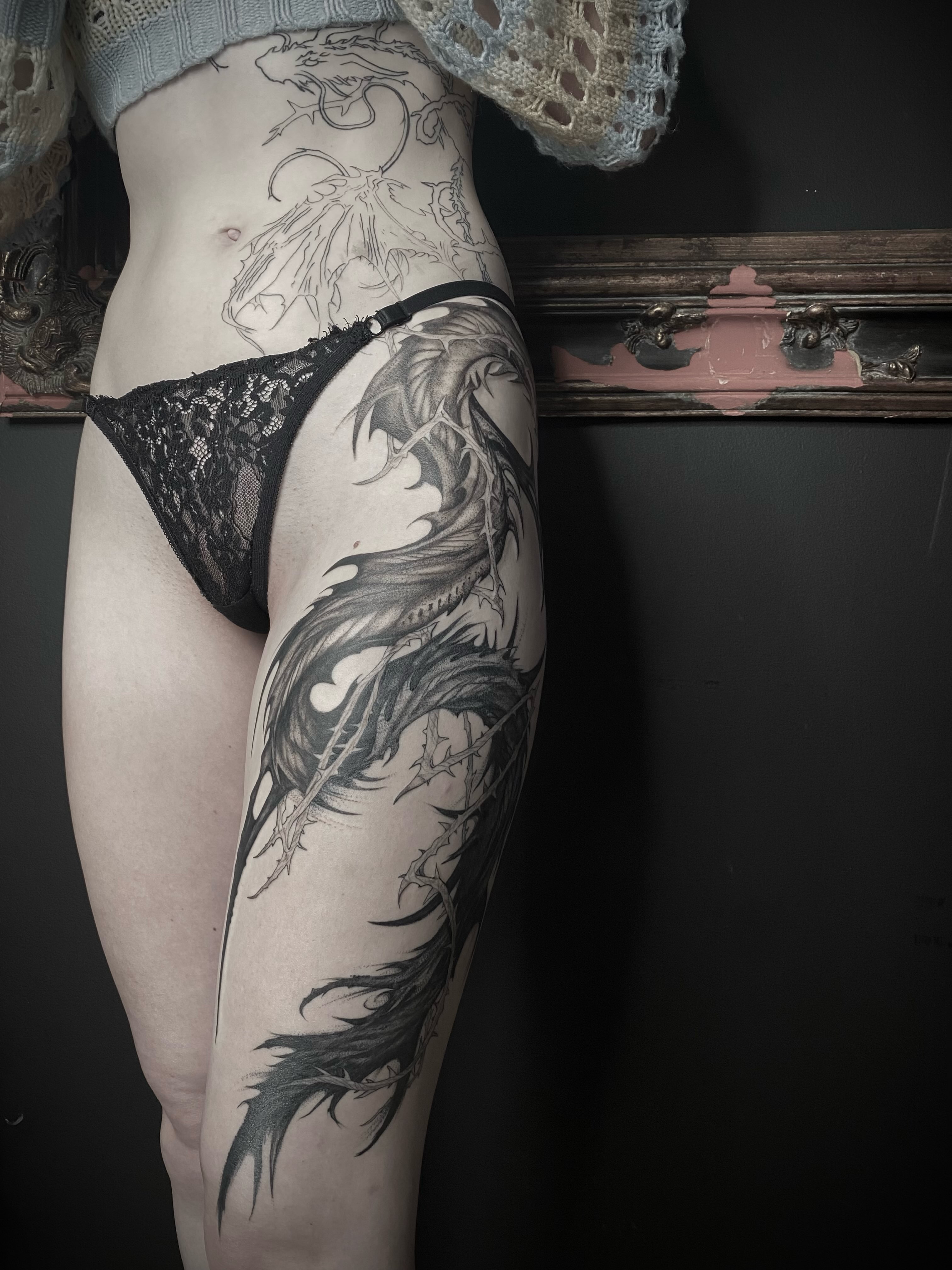 Dragon black and grey tattoo on the thigh by ✨️❤️‍🔥𝖆𝖒𝖇𝖗𝖔𝖘𝖎𝖆.𝖙𝖆𝖙𝖙𝖔𝖔𝖘❤️‍🔥✨️