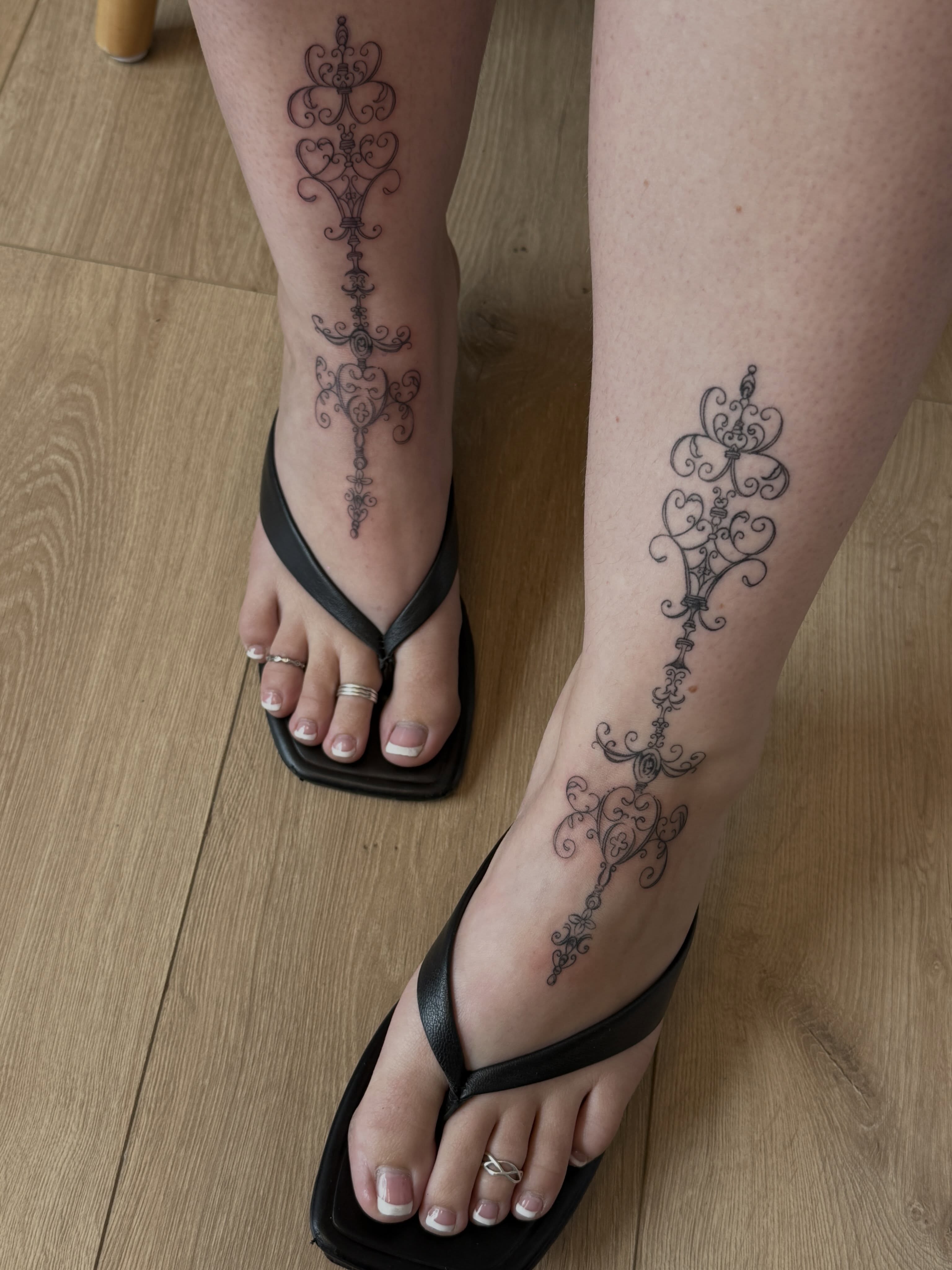 Scrollwork ornamental tattoo on the leg by Rachel ˚⊱🪷⊰˚ 芷若, Des Moines, Iowa