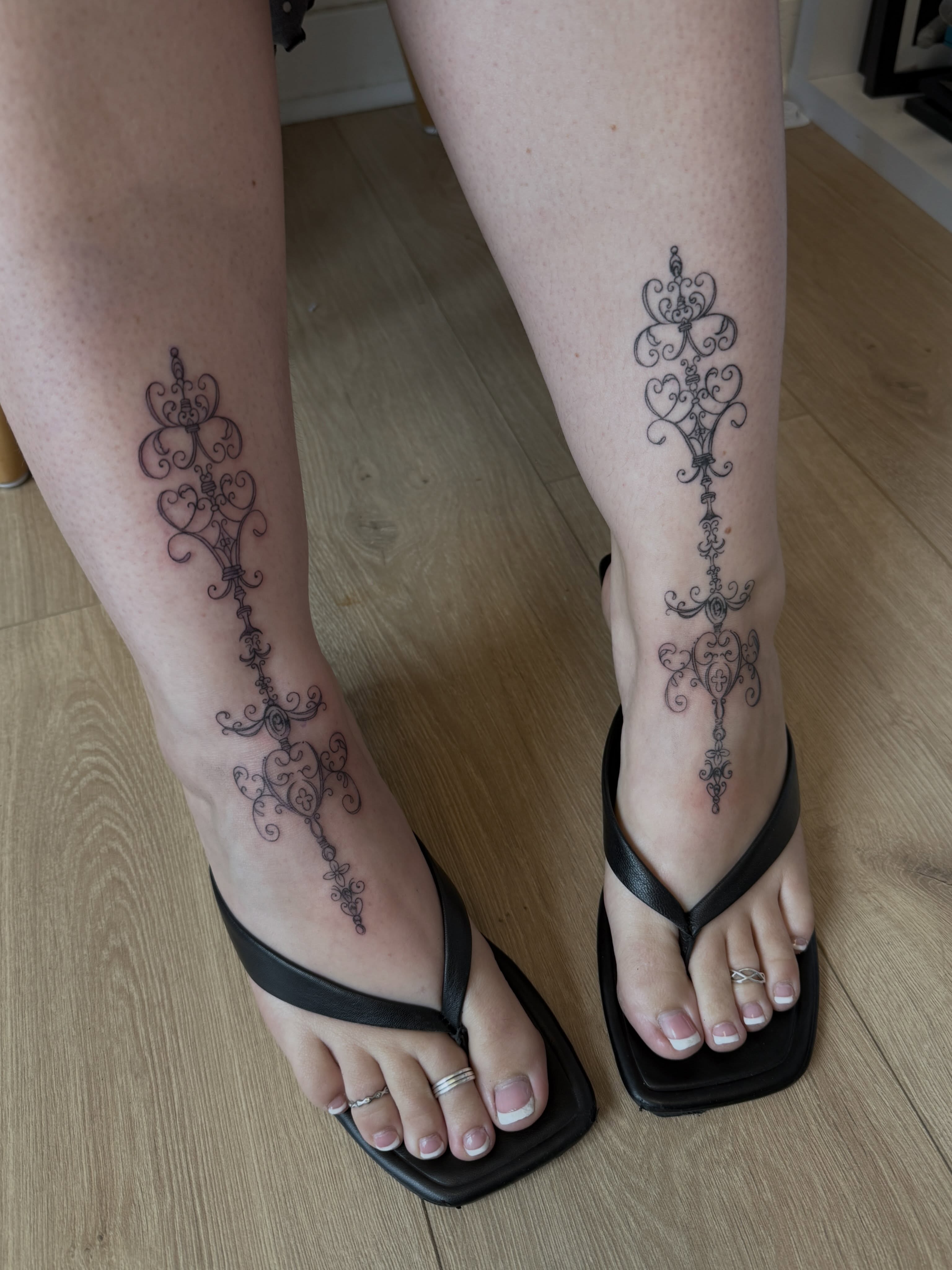 Scrollwork ornamental tattoo on the leg by Rachel ˚⊱🪷⊰˚ 芷若, Des Moines, Iowa
