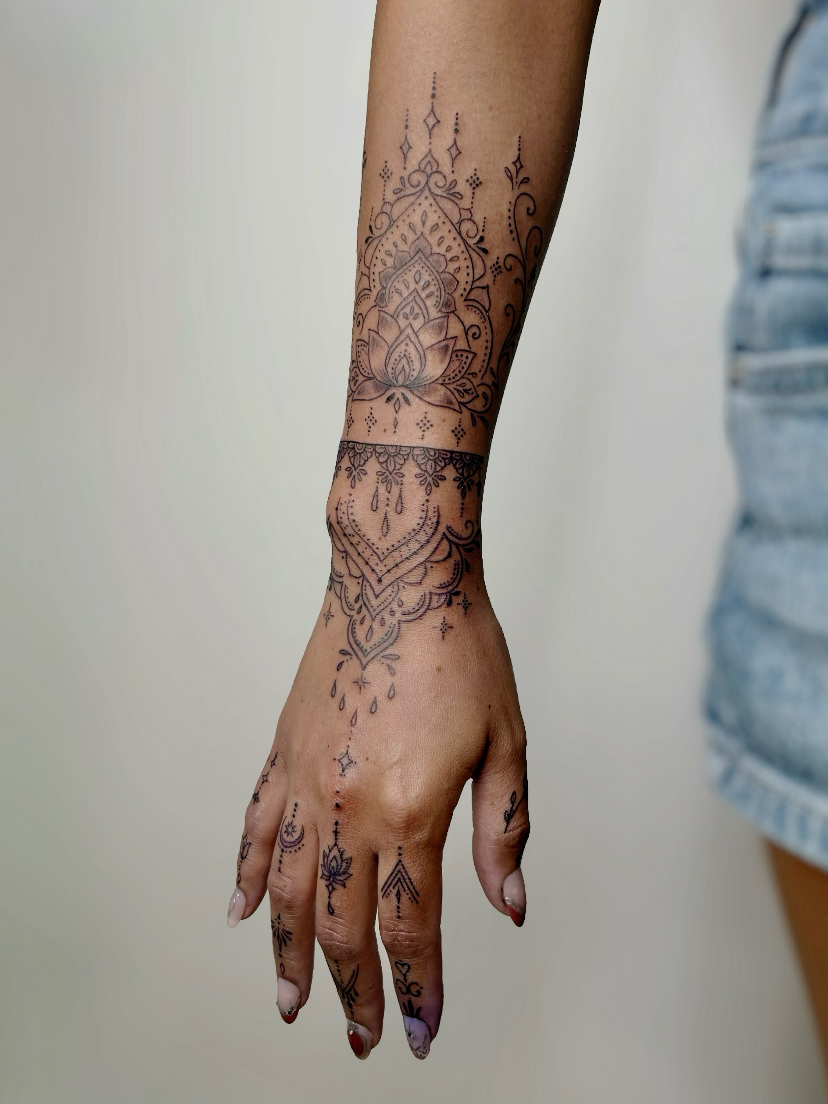 Mandala dotwork tattoo on the forearm by 𝒜𝓇𝓉𝒾𝓈𝓉 𝒟𝒶𝒾𝓈𝓎 ♡