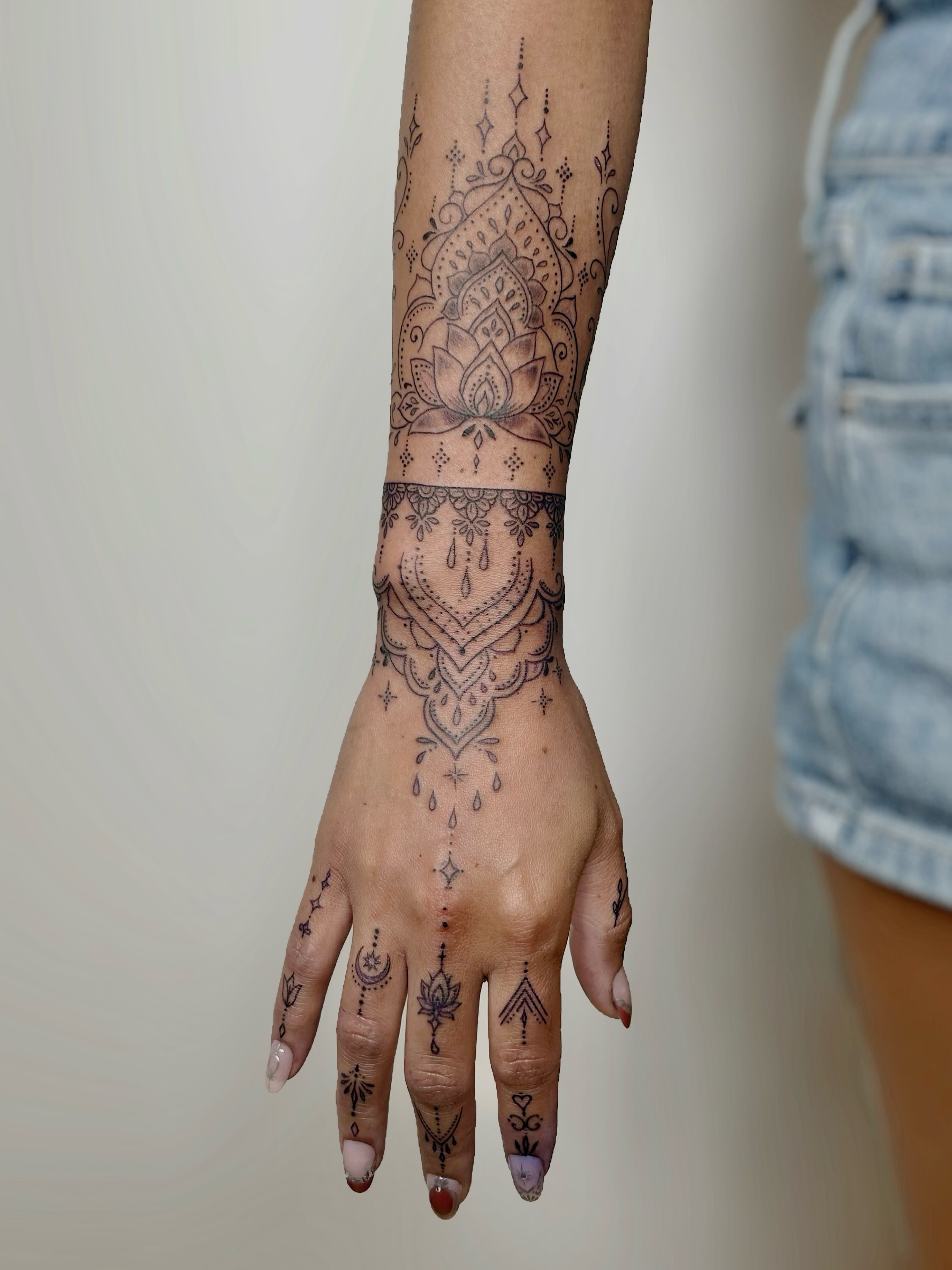 Mandala dotwork tattoo on the forearm by 𝒜𝓇𝓉𝒾𝓈𝓉 𝒟𝒶𝒾𝓈𝓎 ♡