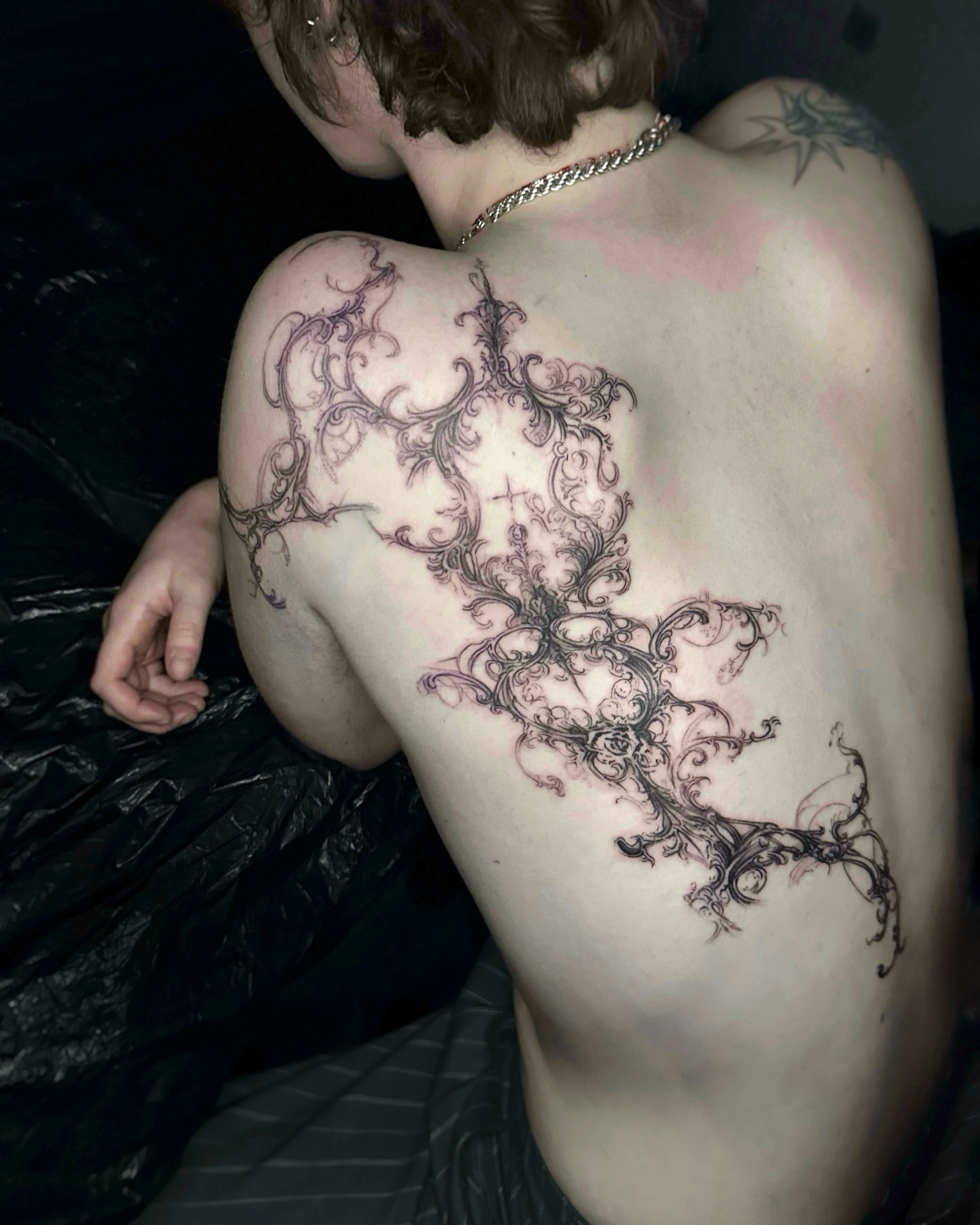 Floral vine ornamental tattoo on the back by @ashencoil