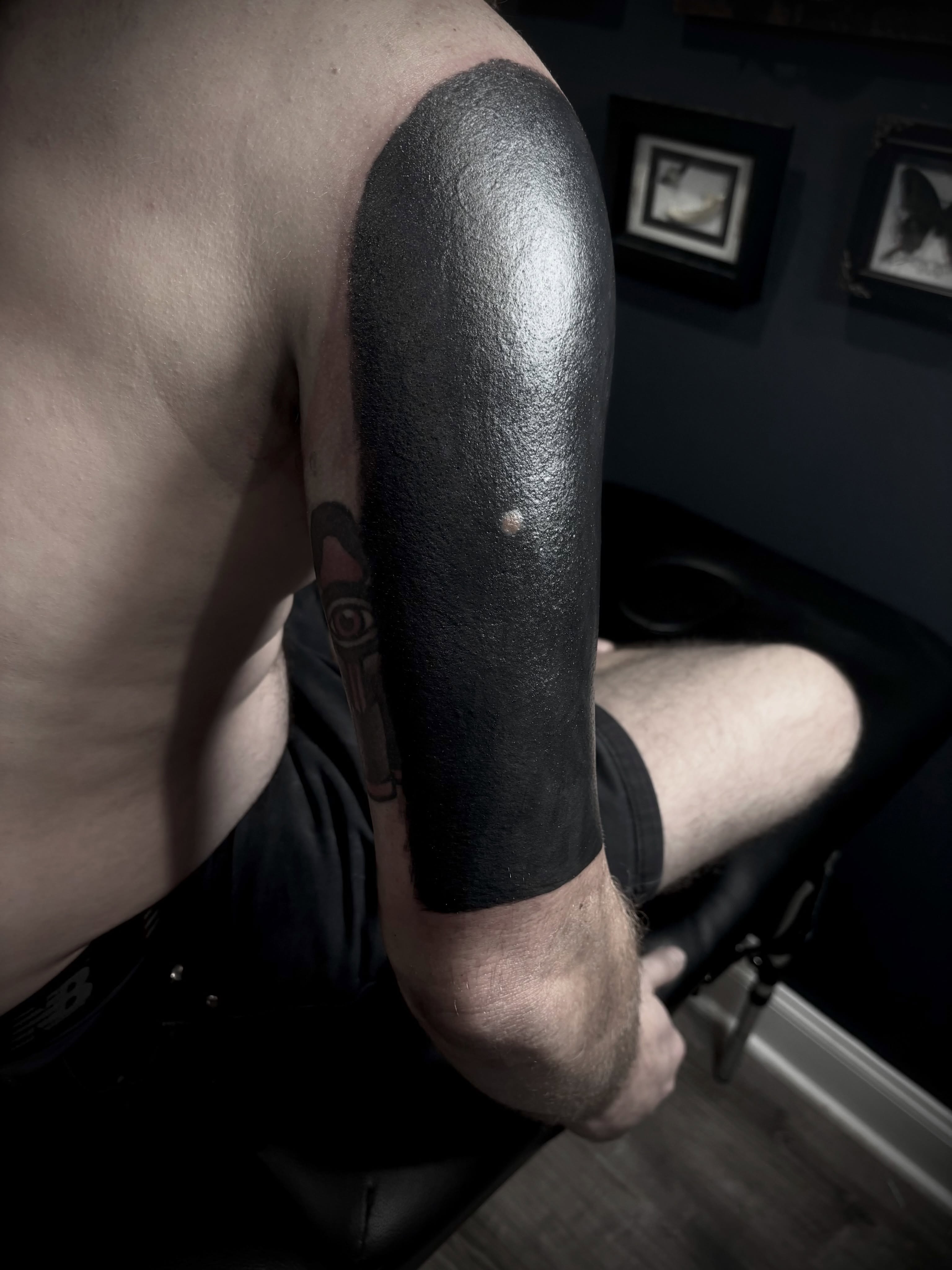 Black sleeve black and grey tattoo on the upper arm by 𝒜𝓇𝓉 𝒷𝓎 𝒱𝑒 𝒩𝑜𝒸𝓉𝑒𝓂