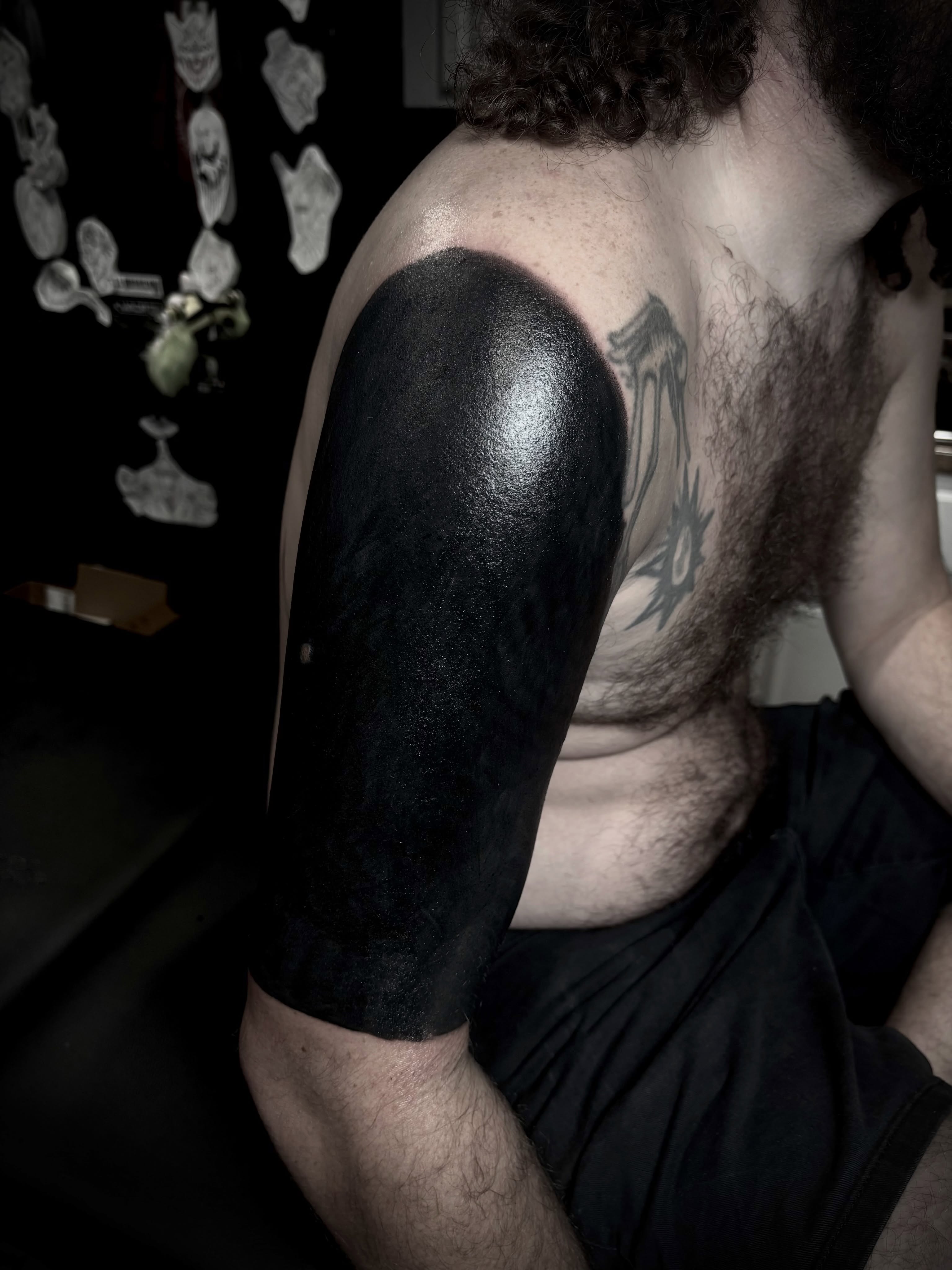 Black sleeve blackwork tattoo on the upper arm by 𝒜𝓇𝓉 𝒷𝓎 𝒱𝑒 𝒩𝑜𝒸𝓉𝑒𝓂