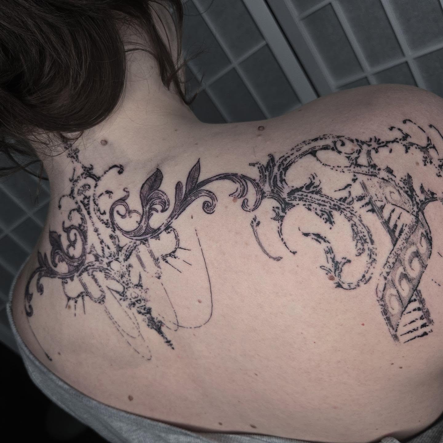Floral vine ornamental tattoo on the back by ⚙️ 𝔄𝔞𝔯𝔬𝔫 𝔇. ⚙️