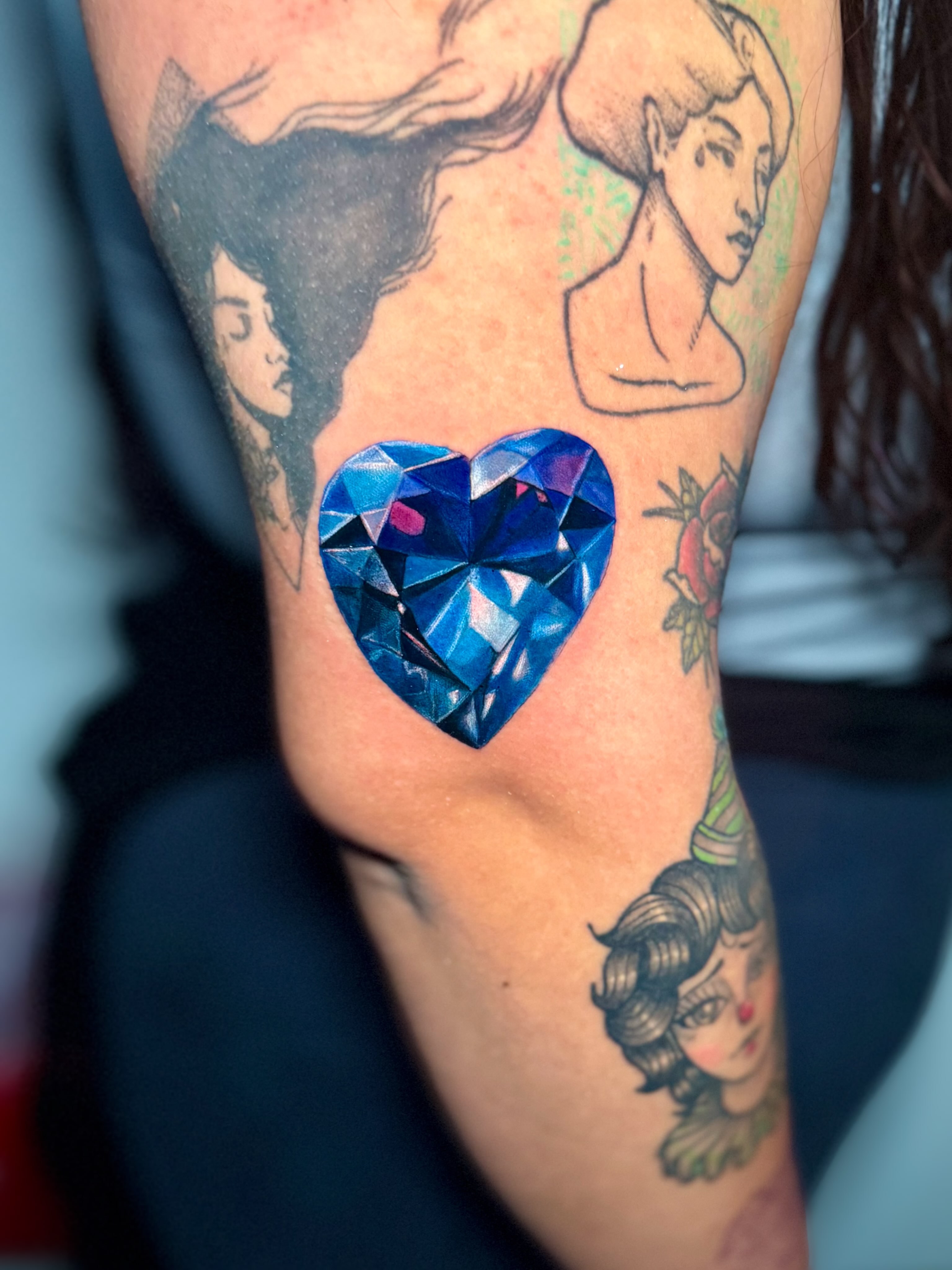 Blue heart geometric tattoo on the thigh by 𝕀𝕣𝕚𝕤 𝔸𝕣𝕖𝕝𝕝𝕒𝕟𝕠