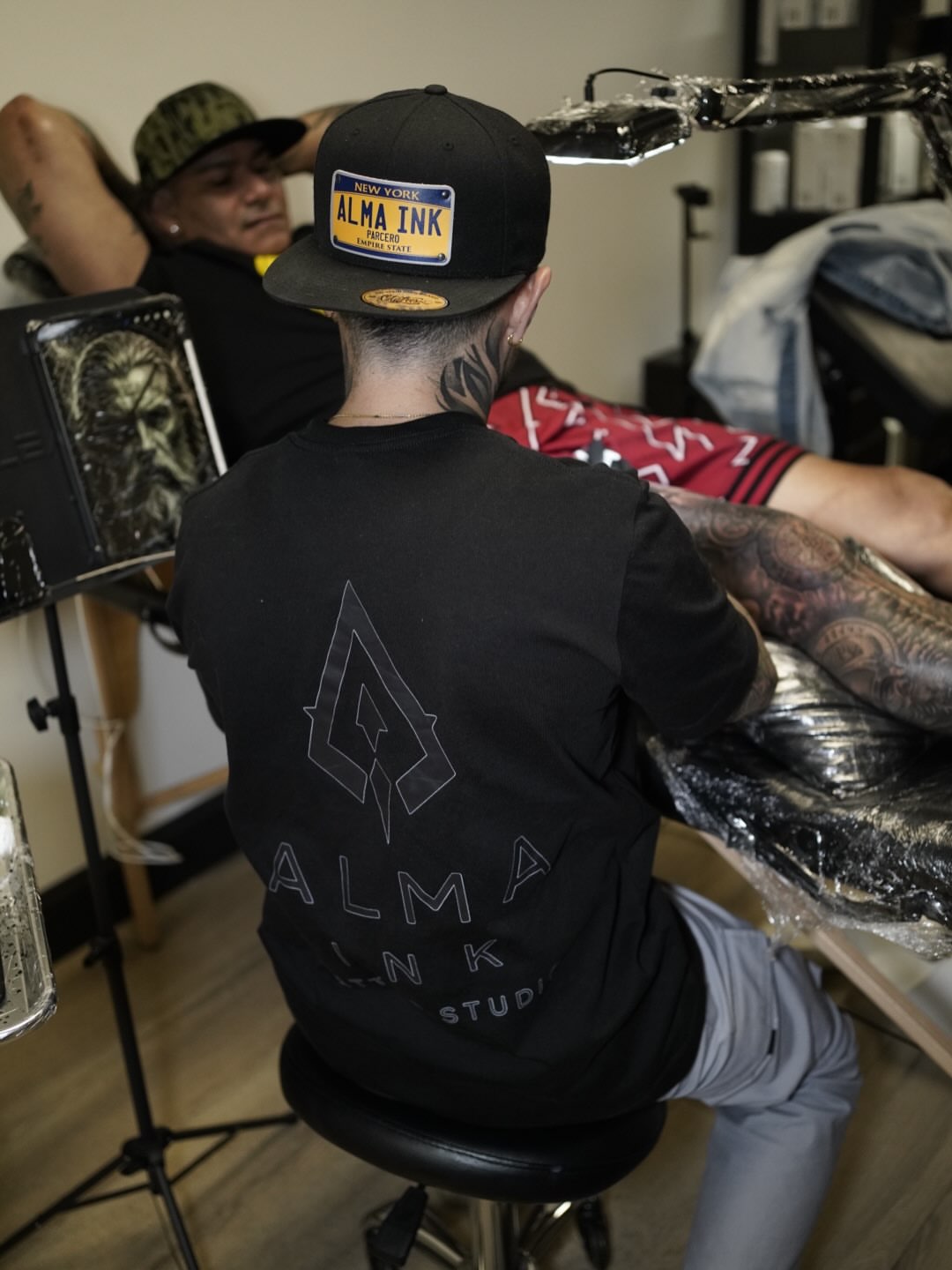 Tattoo artist American traditional tattoo on the upper arm by Daniel Ruiz