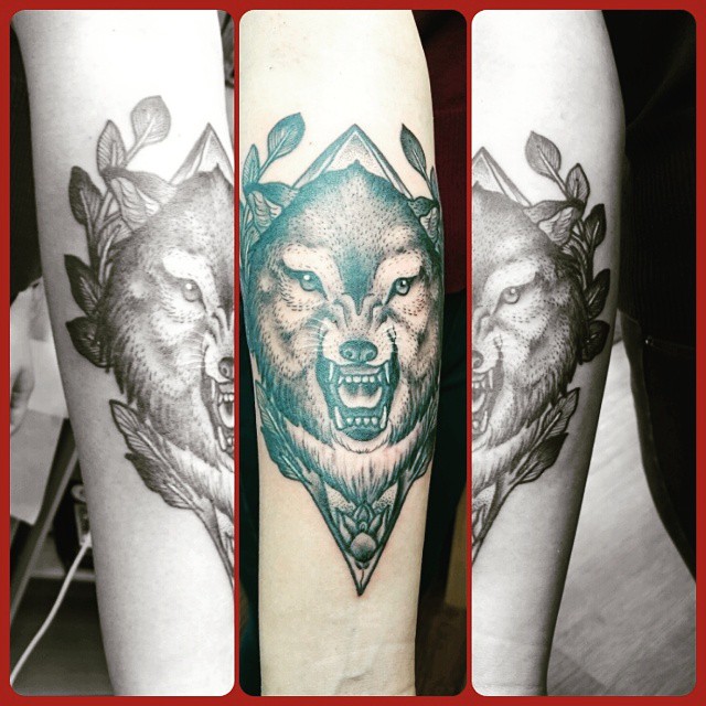 Wolf realism tattoo on the forearm by Daichi Horiyama
